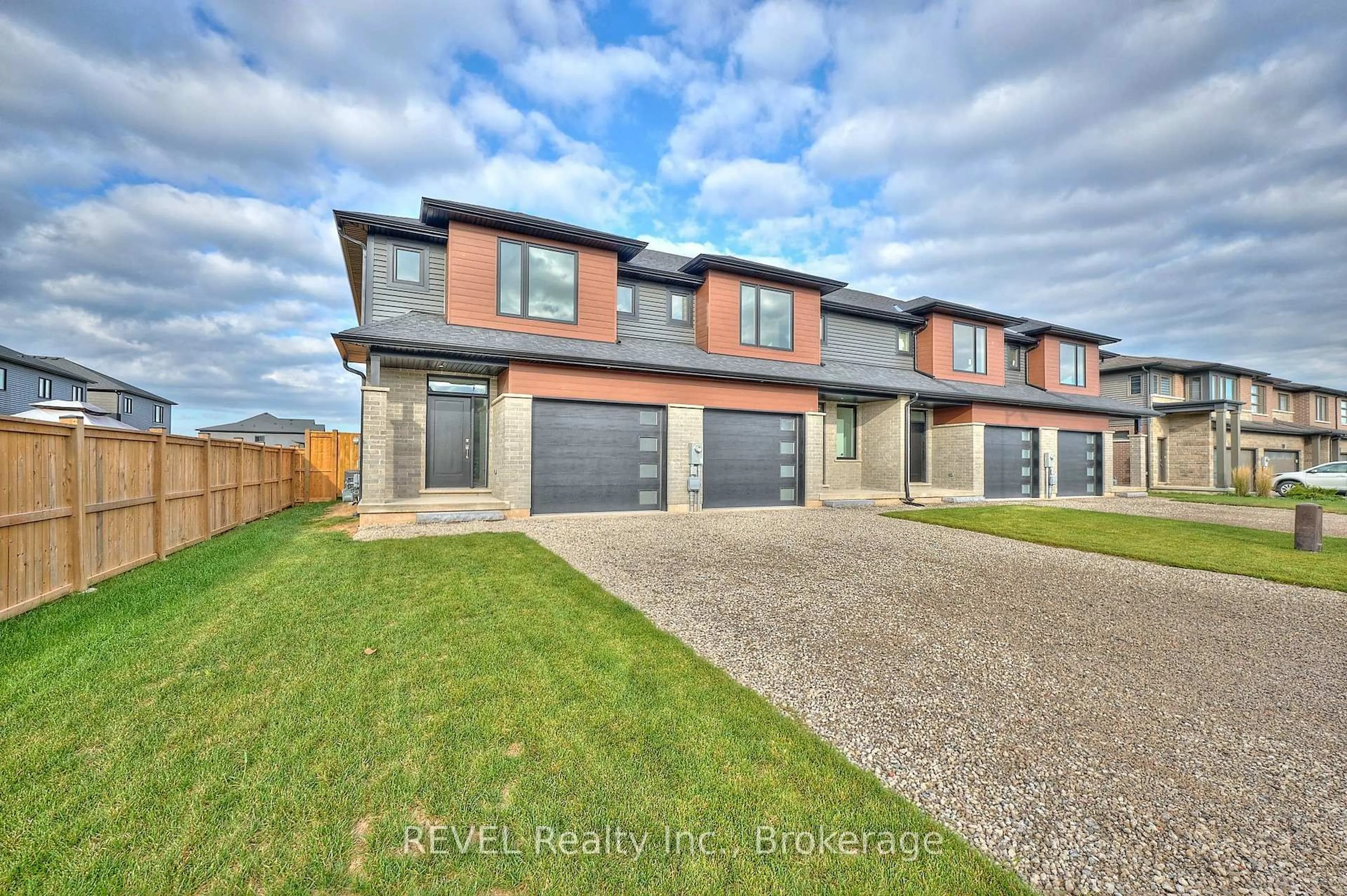 A pic from outside/outdoor area/front of a property/back of a property/a pic from drone, street for 7453 MATTEO Dr, Niagara Falls Ontario L2H 3T3