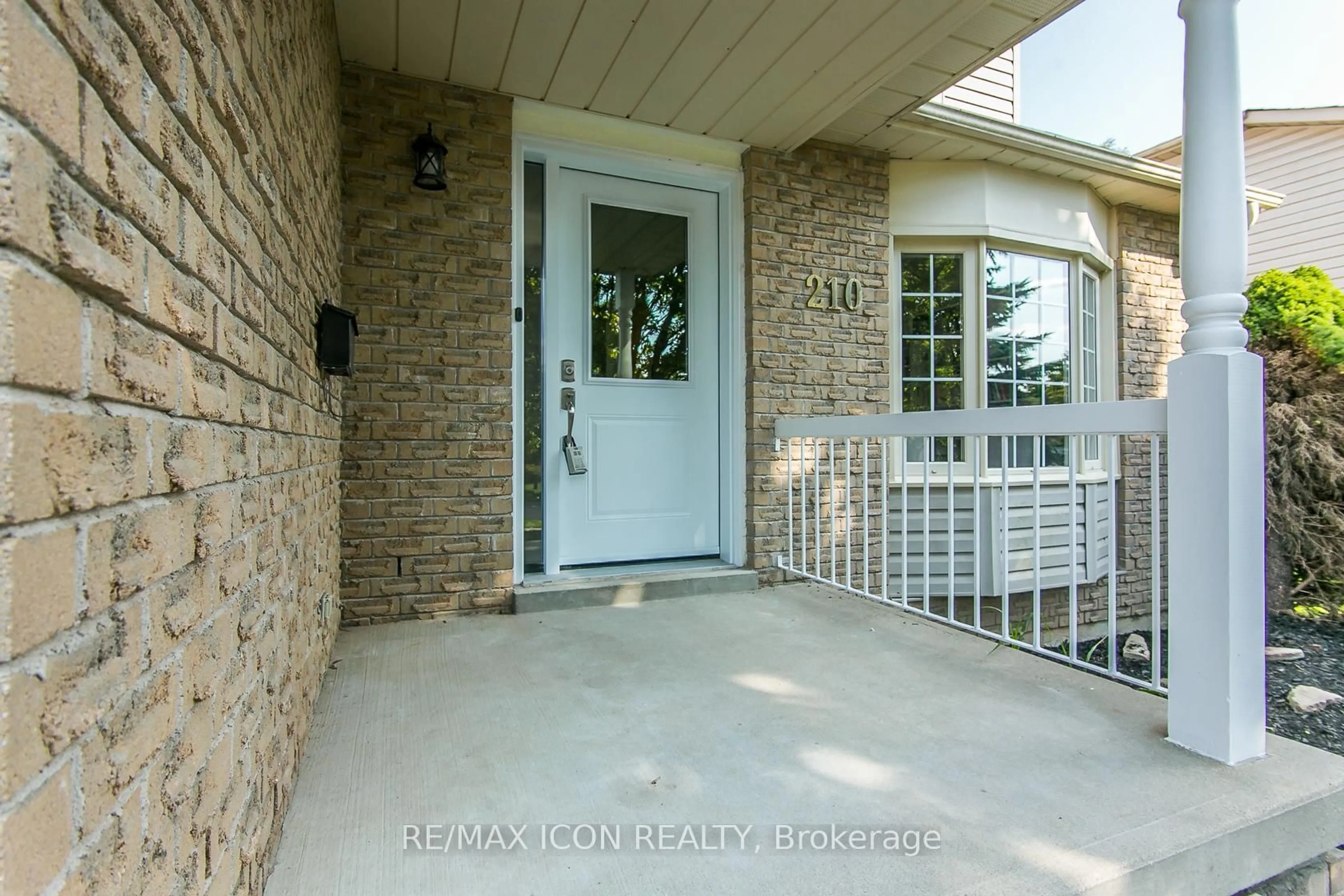 Indoor entryway for 210 Philip Crt, Centre Wellington Ontario N1M 3M9