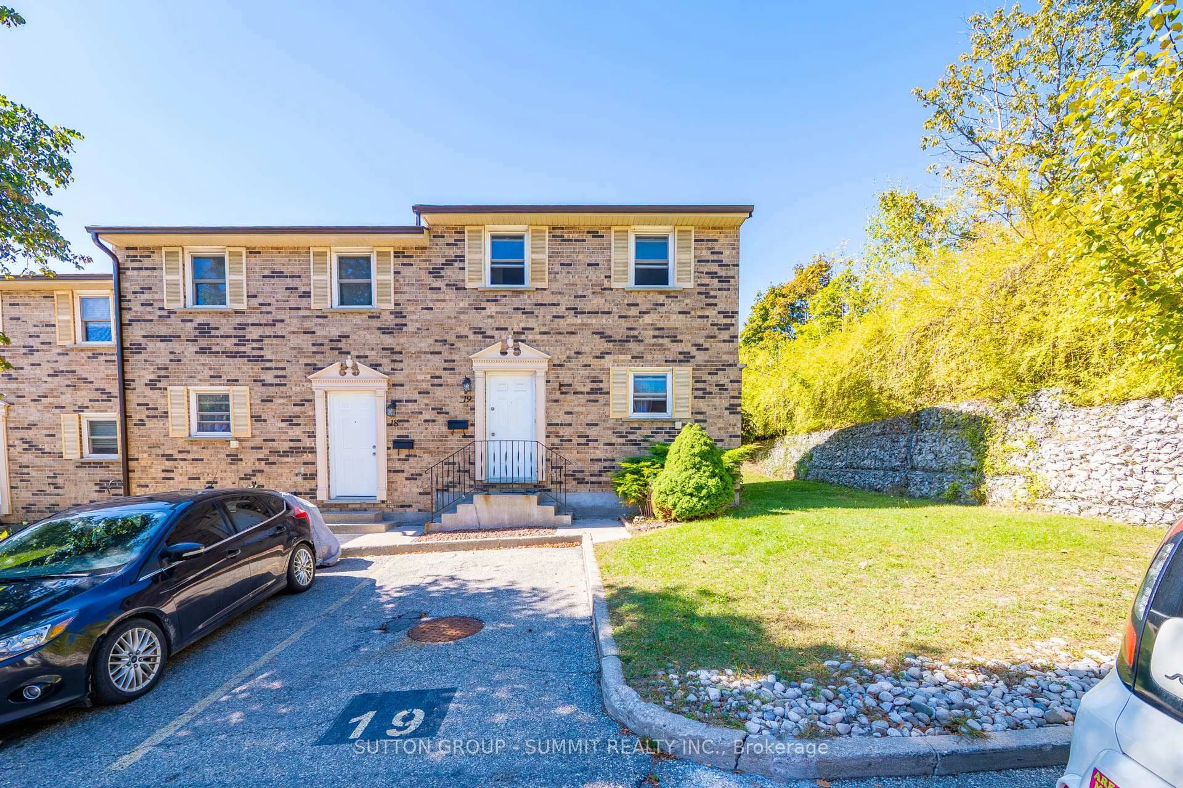A pic from outside/outdoor area/front of a property/back of a property/a pic from drone, street for 175 Cedar St #19, Cambridge Ontario N1S 4X8