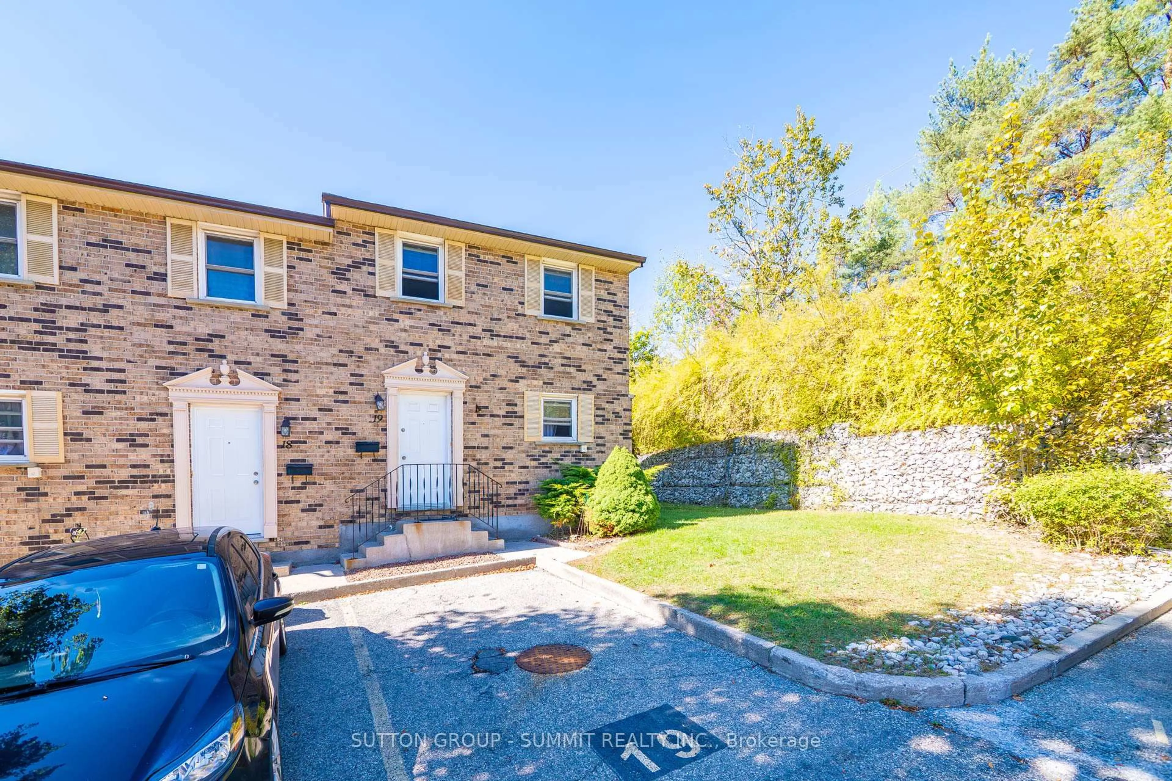 A pic from outside/outdoor area/front of a property/back of a property/a pic from drone, street for 175 Cedar St #19, Cambridge Ontario N1S 4X8
