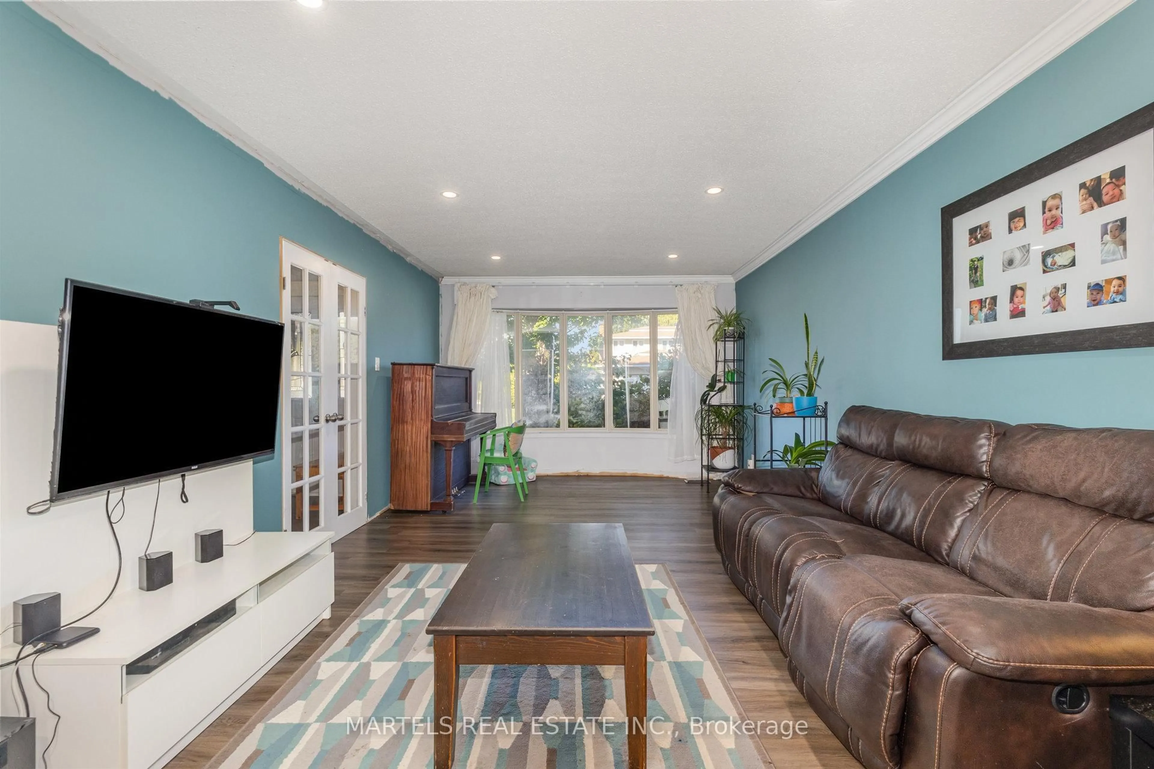Living room with furniture, unknown for 6322 Friar Gate, Orleans Ontario K1C 1B4