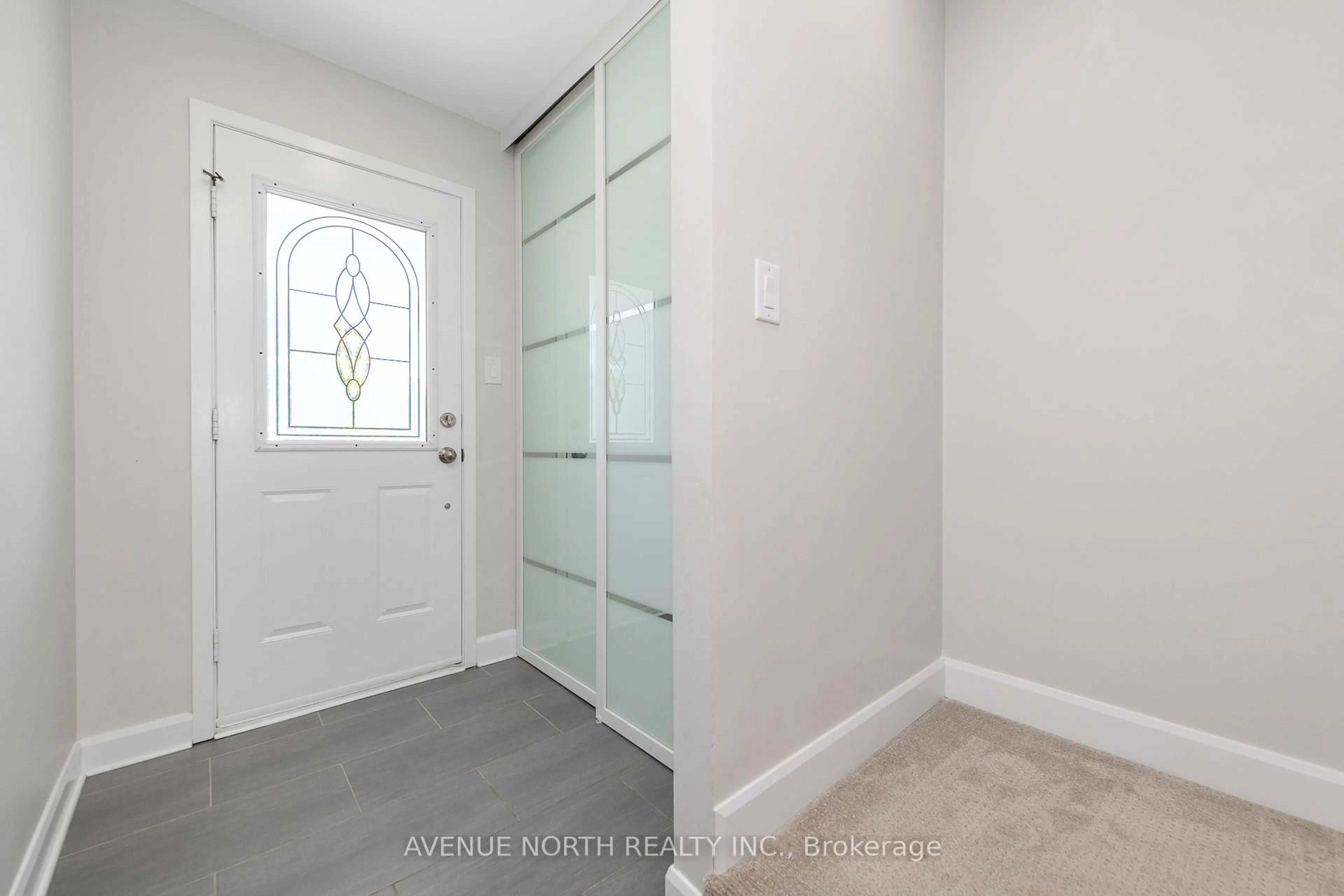 Indoor entryway for 273 Cote-Royale Cres, Ottawa Ontario K1E 3L5