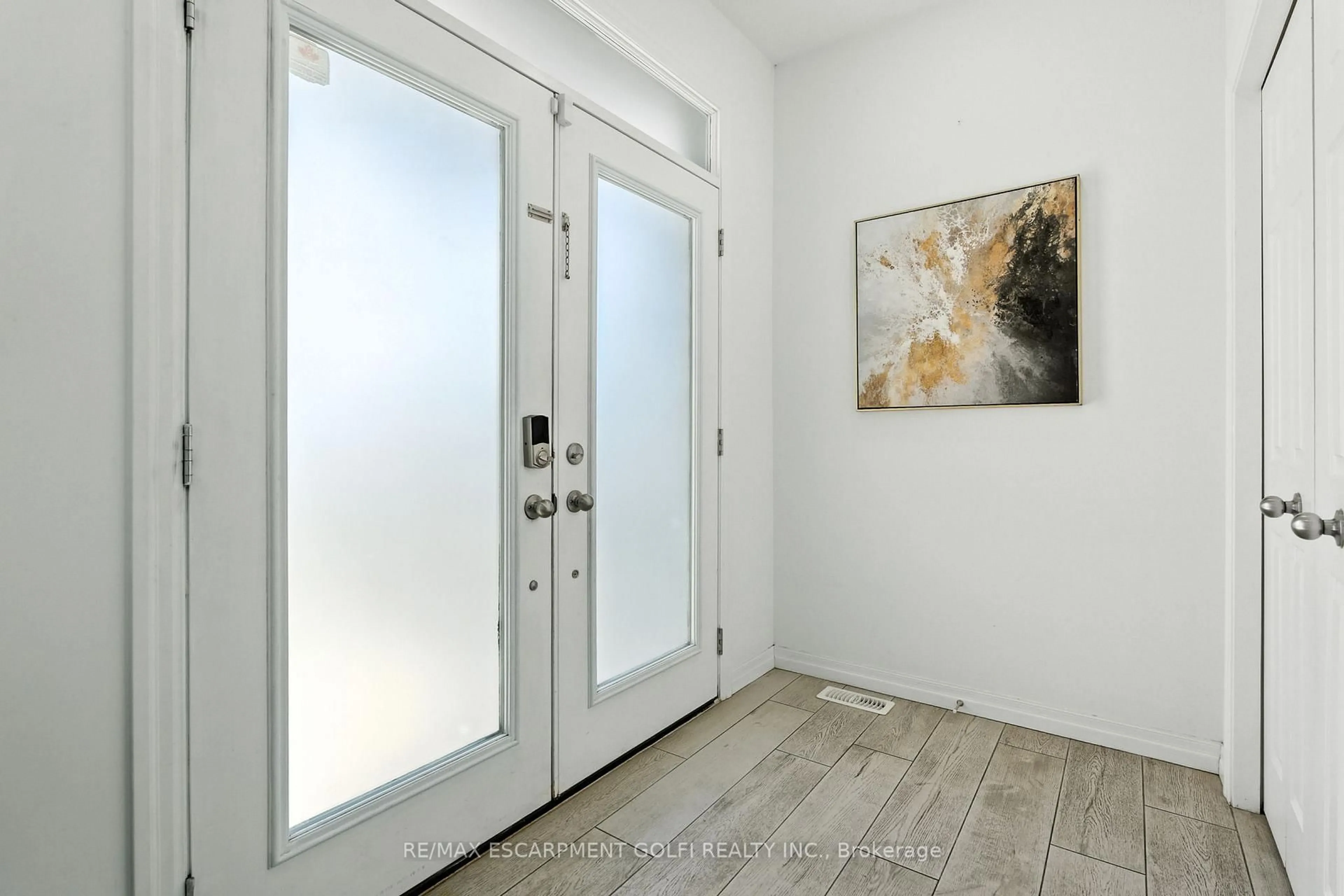 Indoor entryway for 409 Freure Dr, Cambridge Ontario N1S 0A2