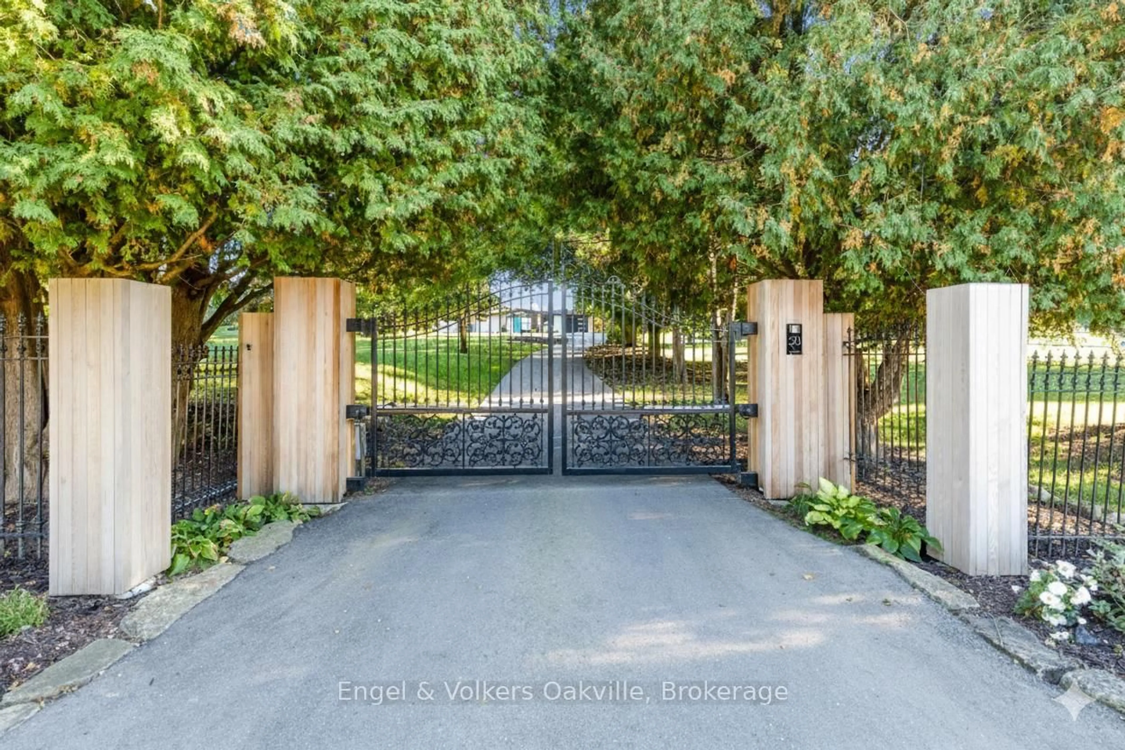 Indoor entryway for 50 Oak Ave, Hamilton Ontario L9H 4Y9