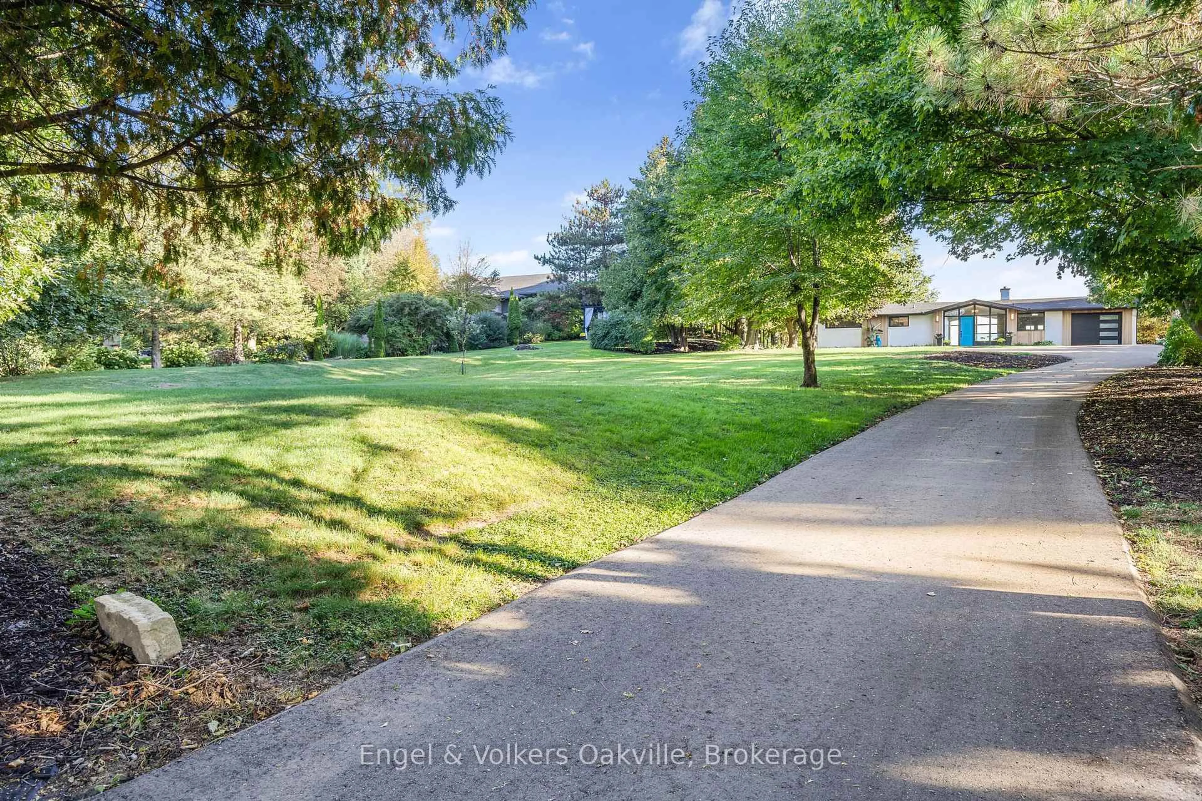 A pic from outside/outdoor area/front of a property/back of a property/a pic from drone, street for 50 Oak Ave, Hamilton Ontario L9H 4Y9