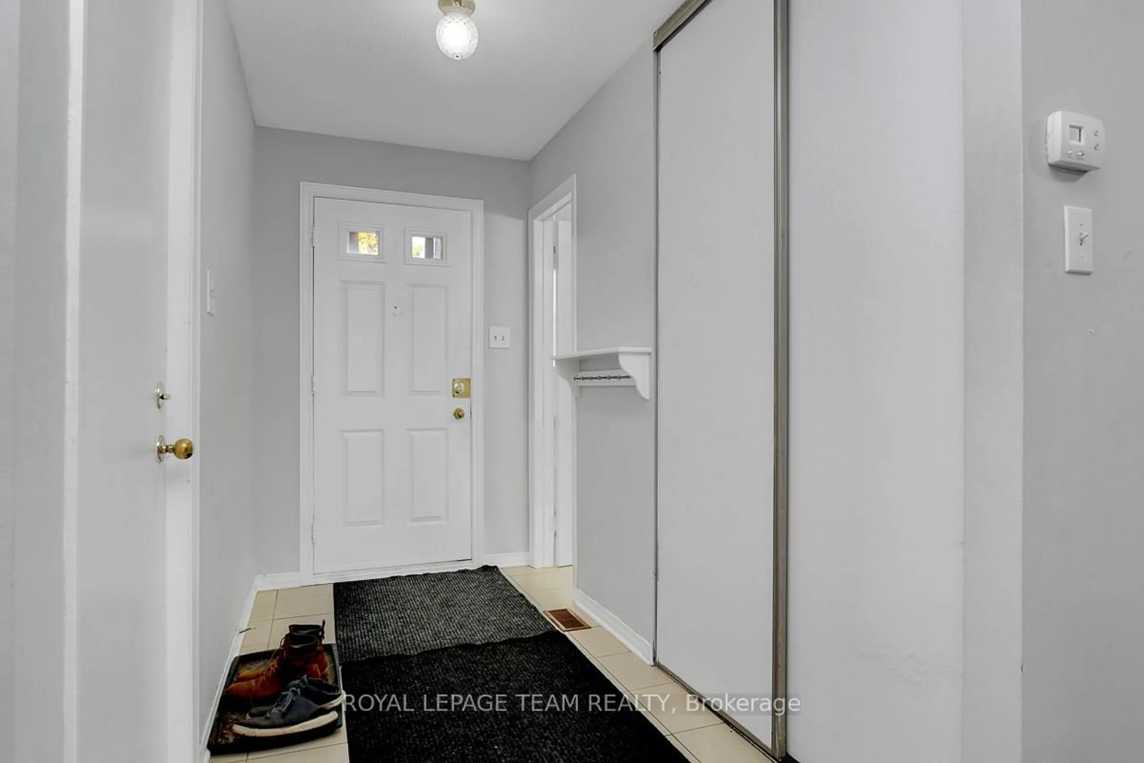 Indoor entryway for 69 Peterson Pl, Ottawa Ontario K2L 4A8