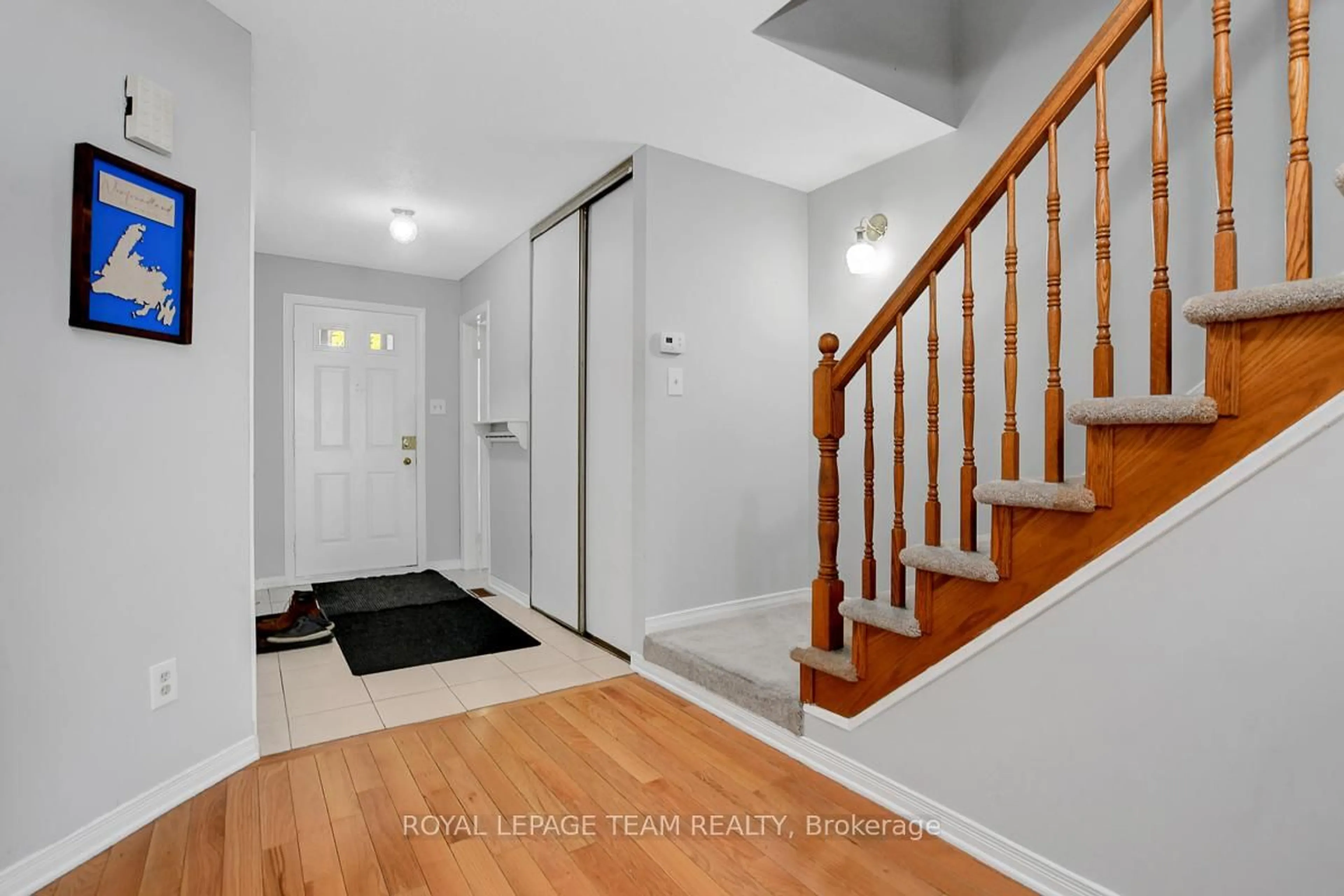 Indoor entryway for 69 Peterson Pl, Ottawa Ontario K2L 4A8
