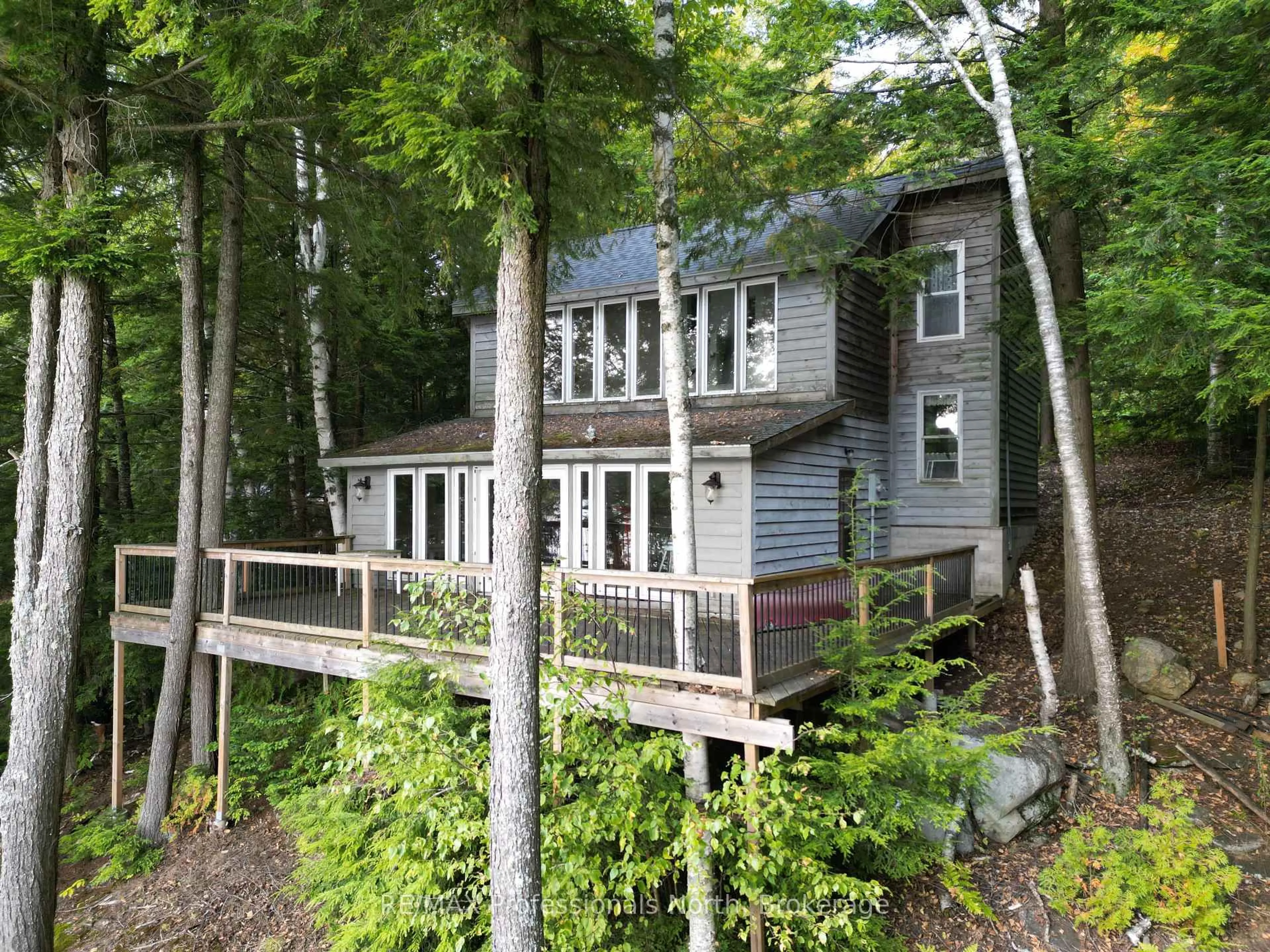 Home with vinyl exterior material, unknown for 1258 Betula Cres, Dysart et al Ontario K0L 1M1