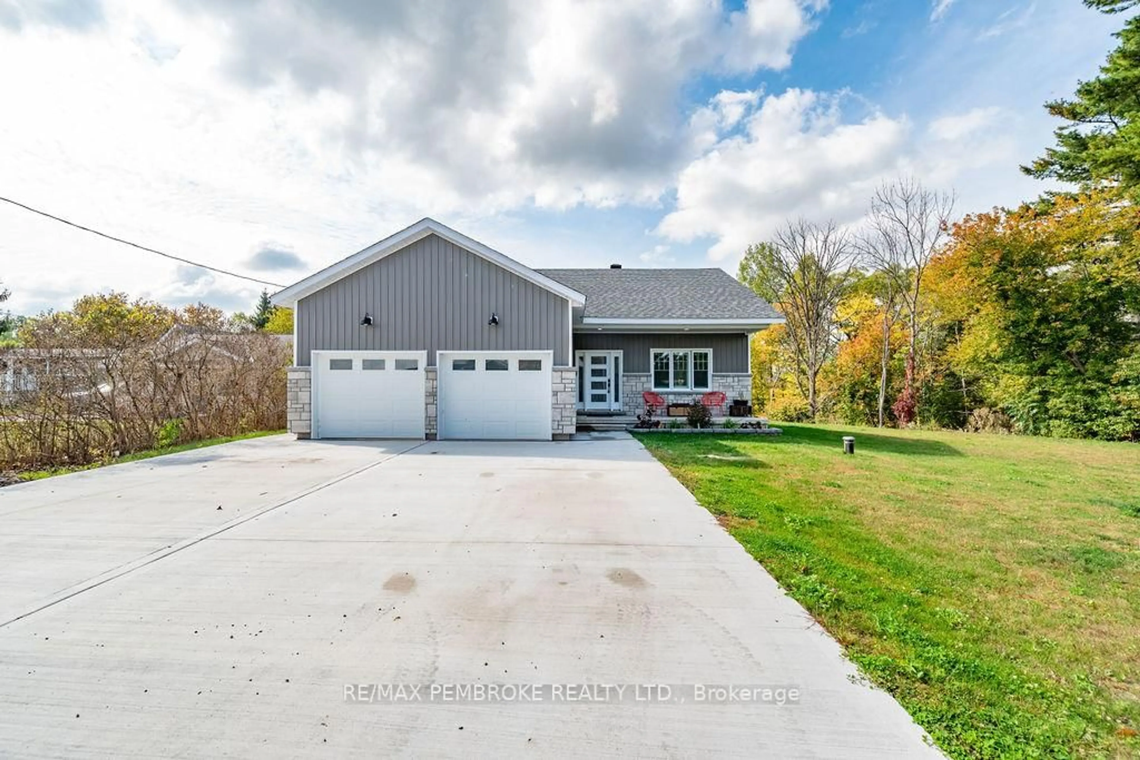Home with vinyl exterior material, street for 590 Schwan Rd, Pembroke Ontario K8A 6W8