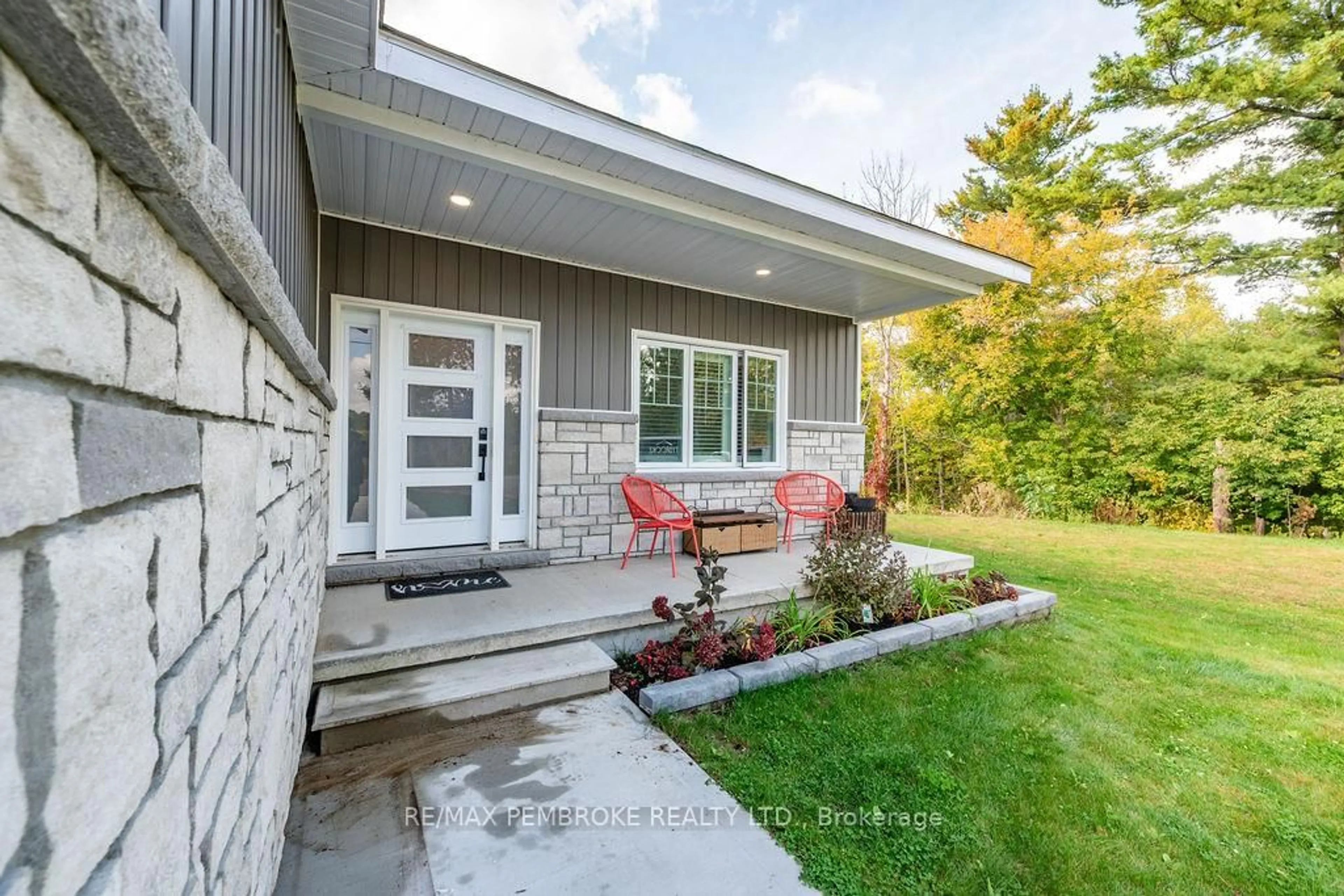 Home with brick exterior material, street for 590 Schwan Rd, Pembroke Ontario K8A 6W8