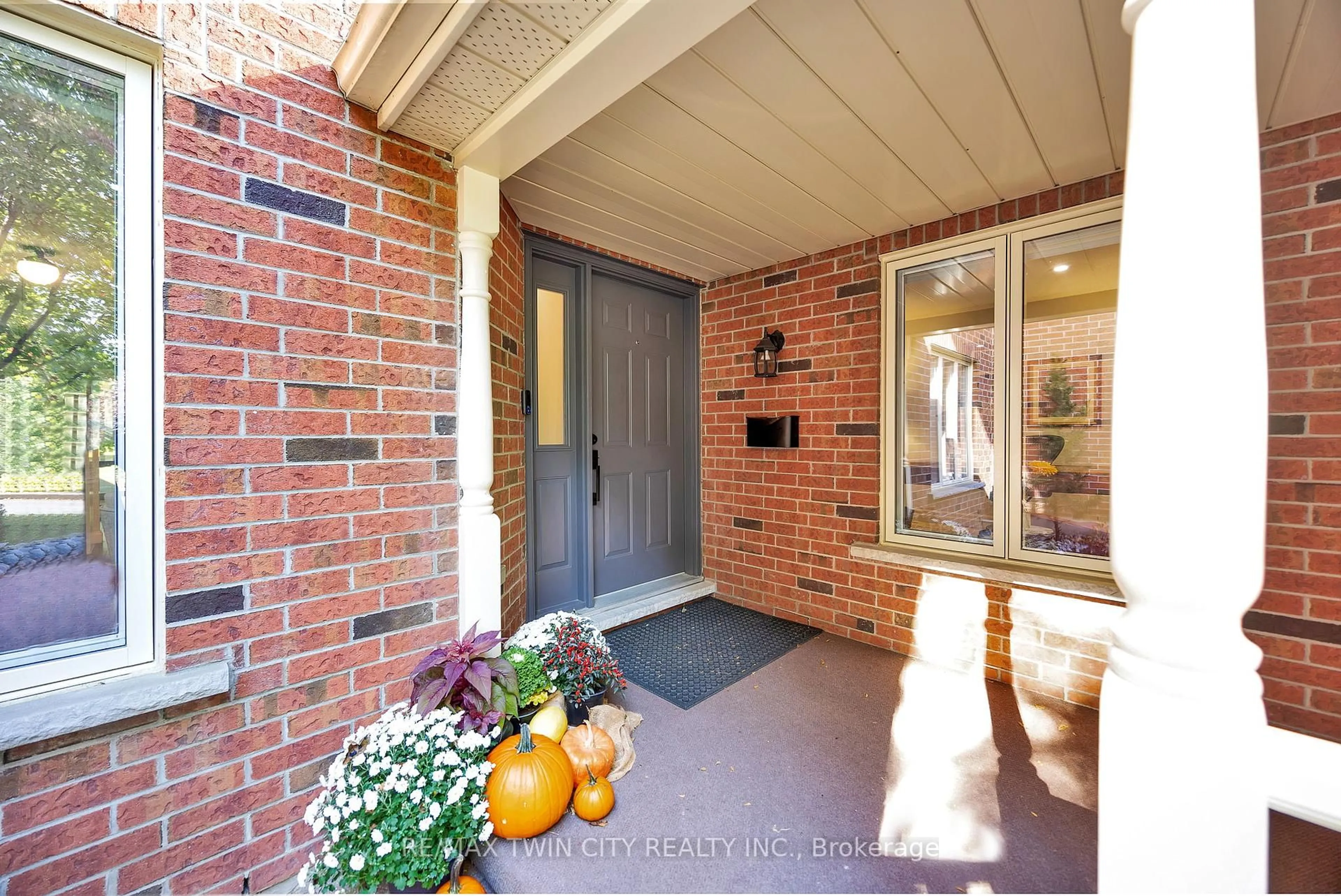 Indoor entryway for 405 Glasgow St #3, Kitchener Ontario N2M 2N1