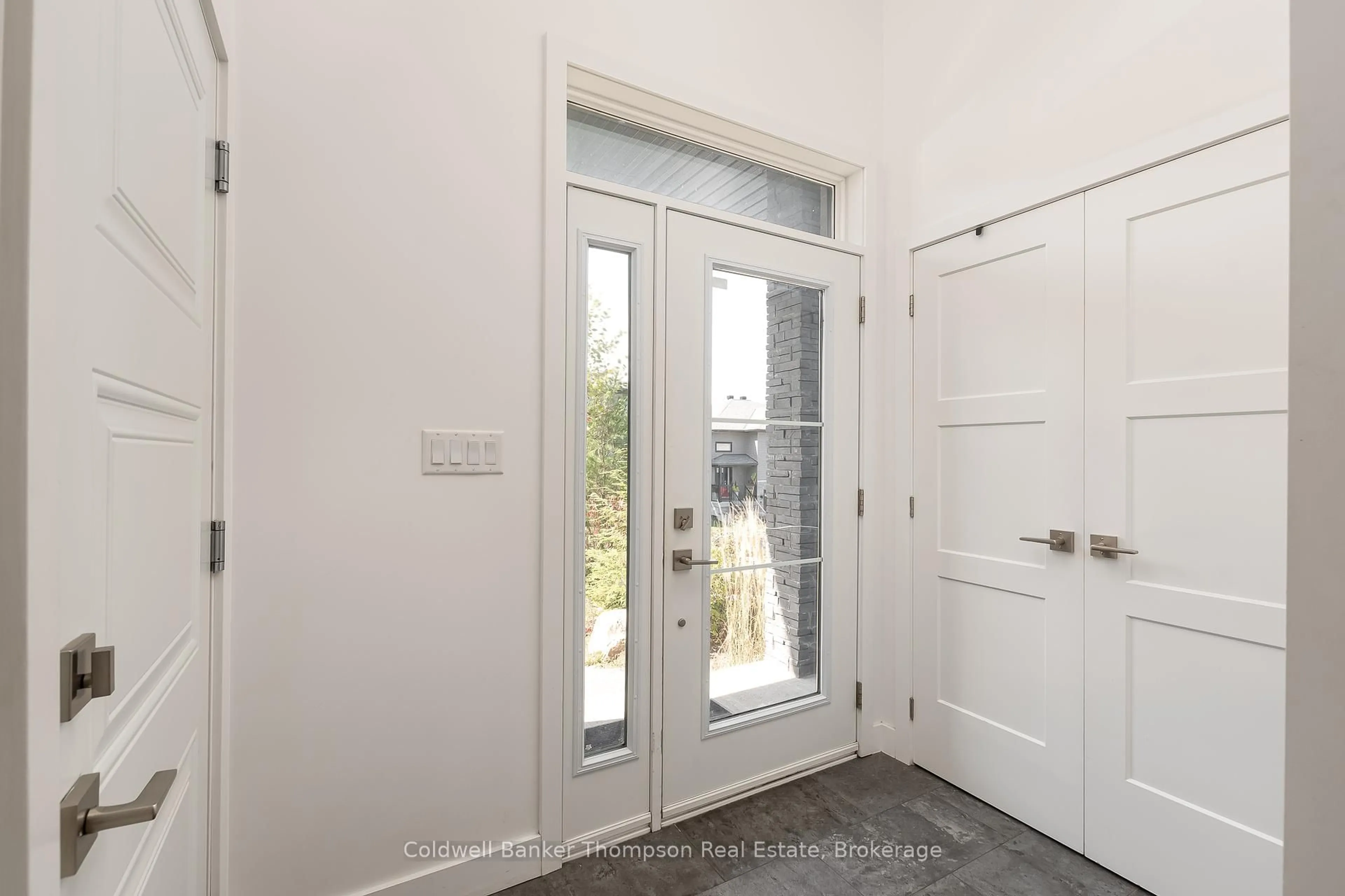 Indoor entryway for 11 Cascade Lane, Huntsville Ontario P1H 1Y3