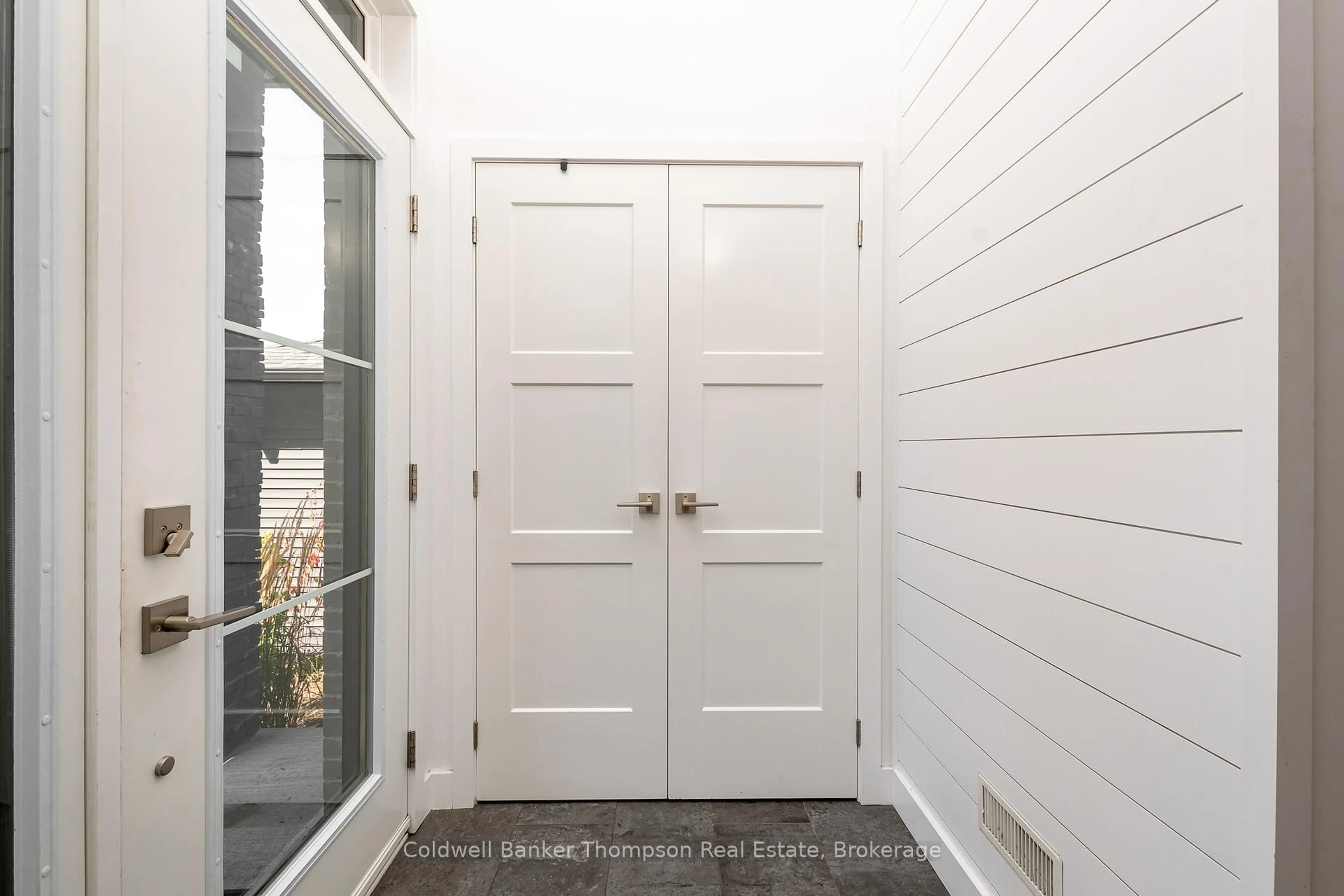 Indoor entryway for 11 Cascade Lane, Huntsville Ontario P1H 1Y3