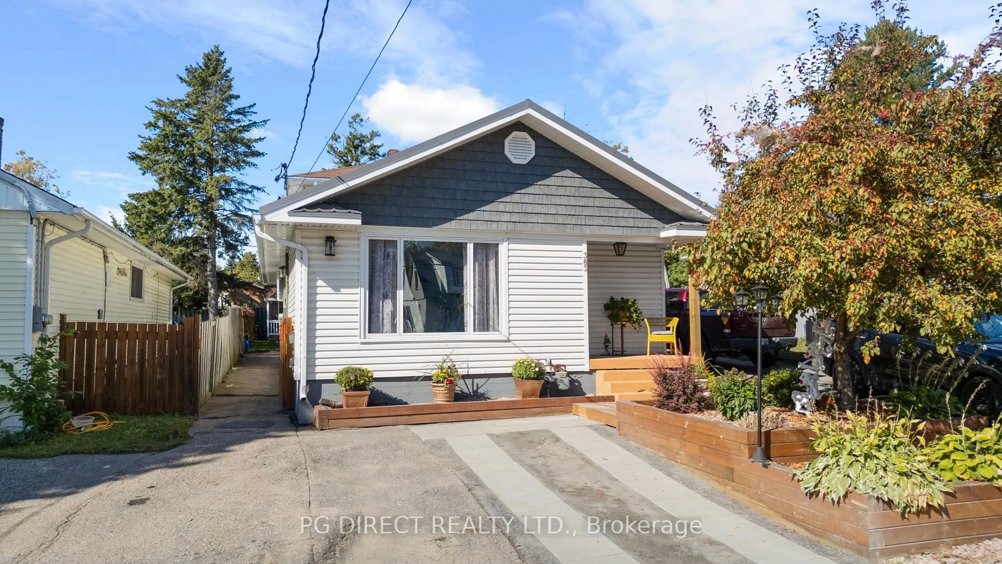 Home with vinyl exterior material, street for 383 Chippewa St, North Bay Ontario P1B 6G5