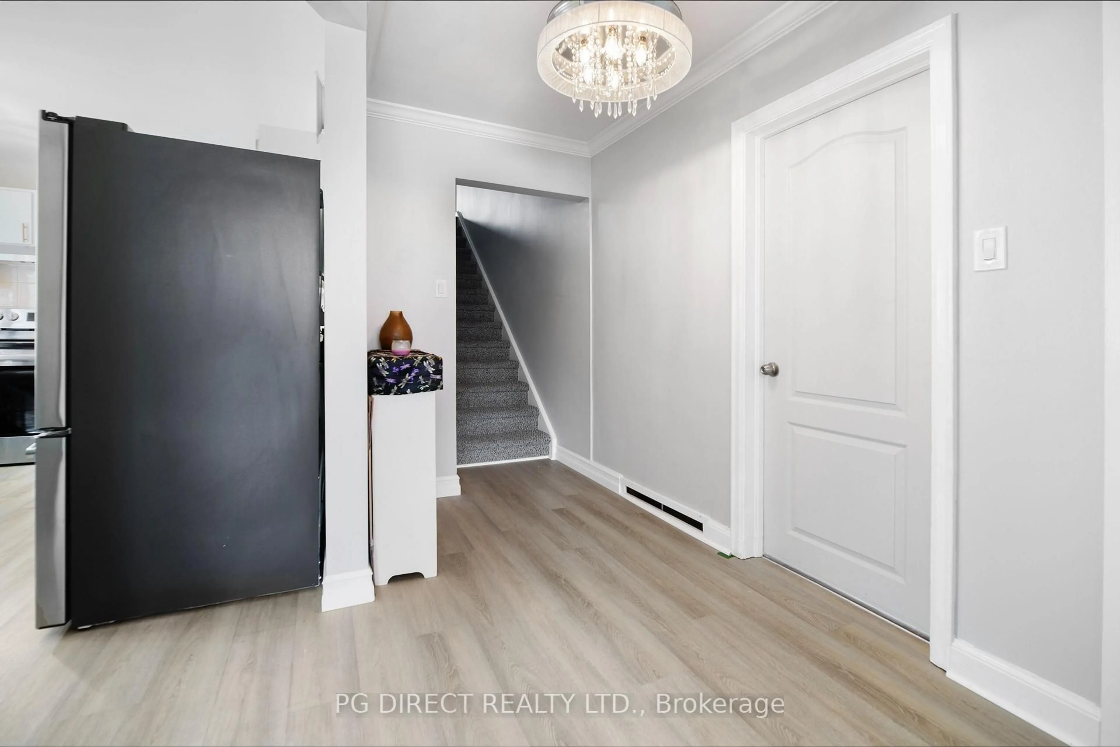 Indoor entryway for 383 Chippewa St, North Bay Ontario P1B 6G5