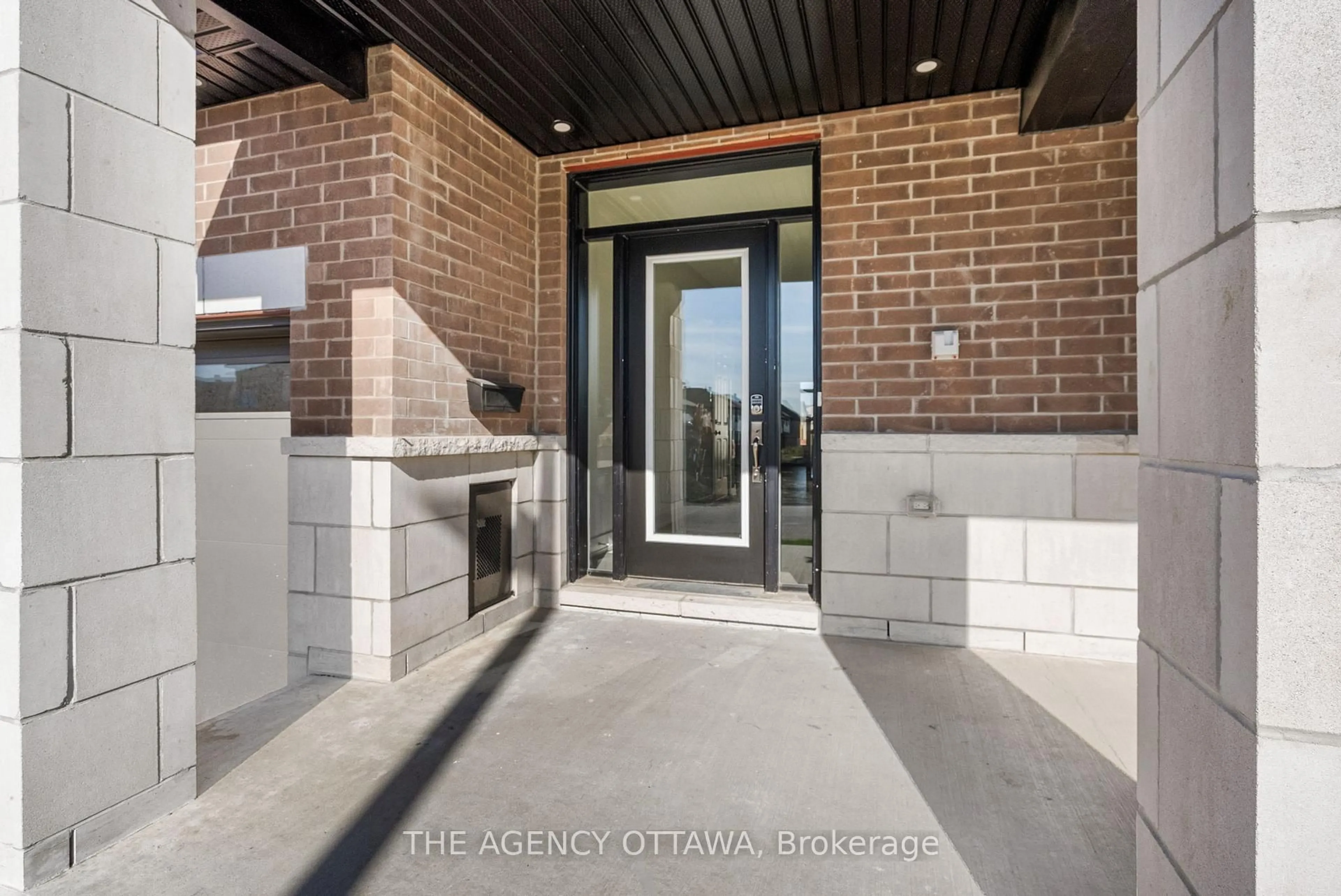 Indoor entryway for 231 GRETSCH Rd, Ottawa Ontario K1T 0X2