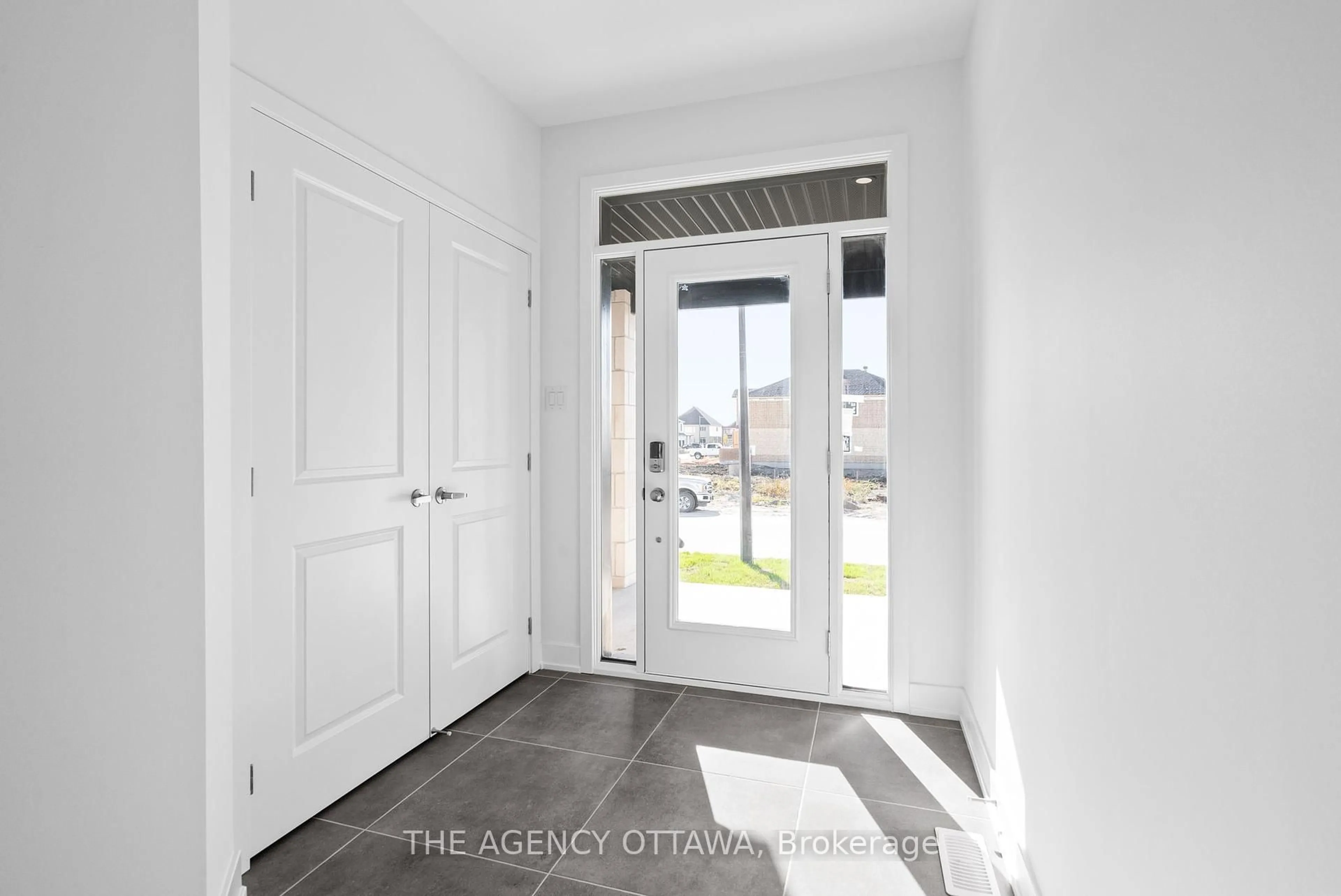Indoor entryway for 231 GRETSCH Rd, Ottawa Ontario K1T 0X2