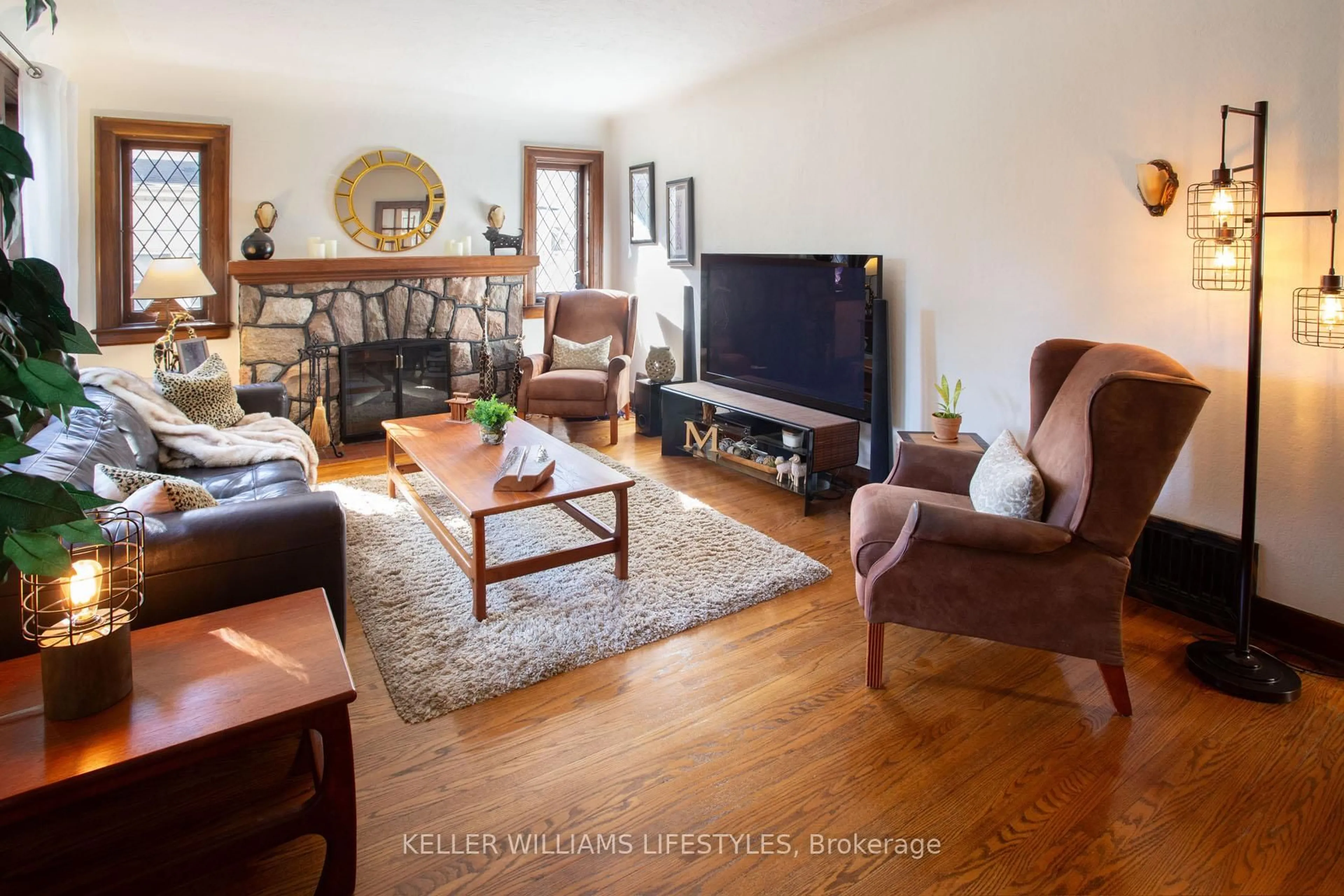 Living room with furniture, wood/laminate floor for 510 Grosvenor St, London East Ontario N5Y 3S9
