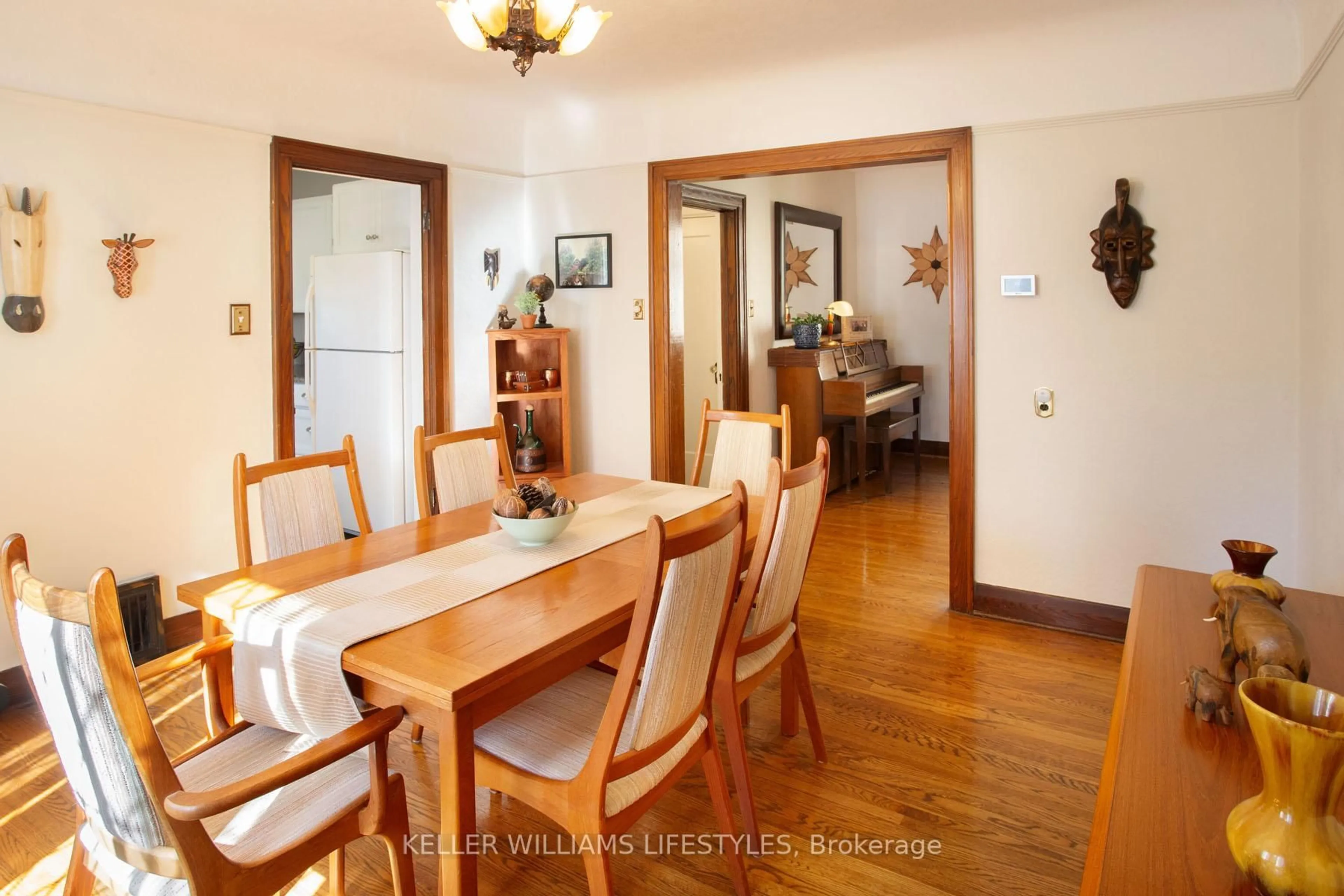 Dining room, wood/laminate floor for 510 Grosvenor St, London East Ontario N5Y 3S9