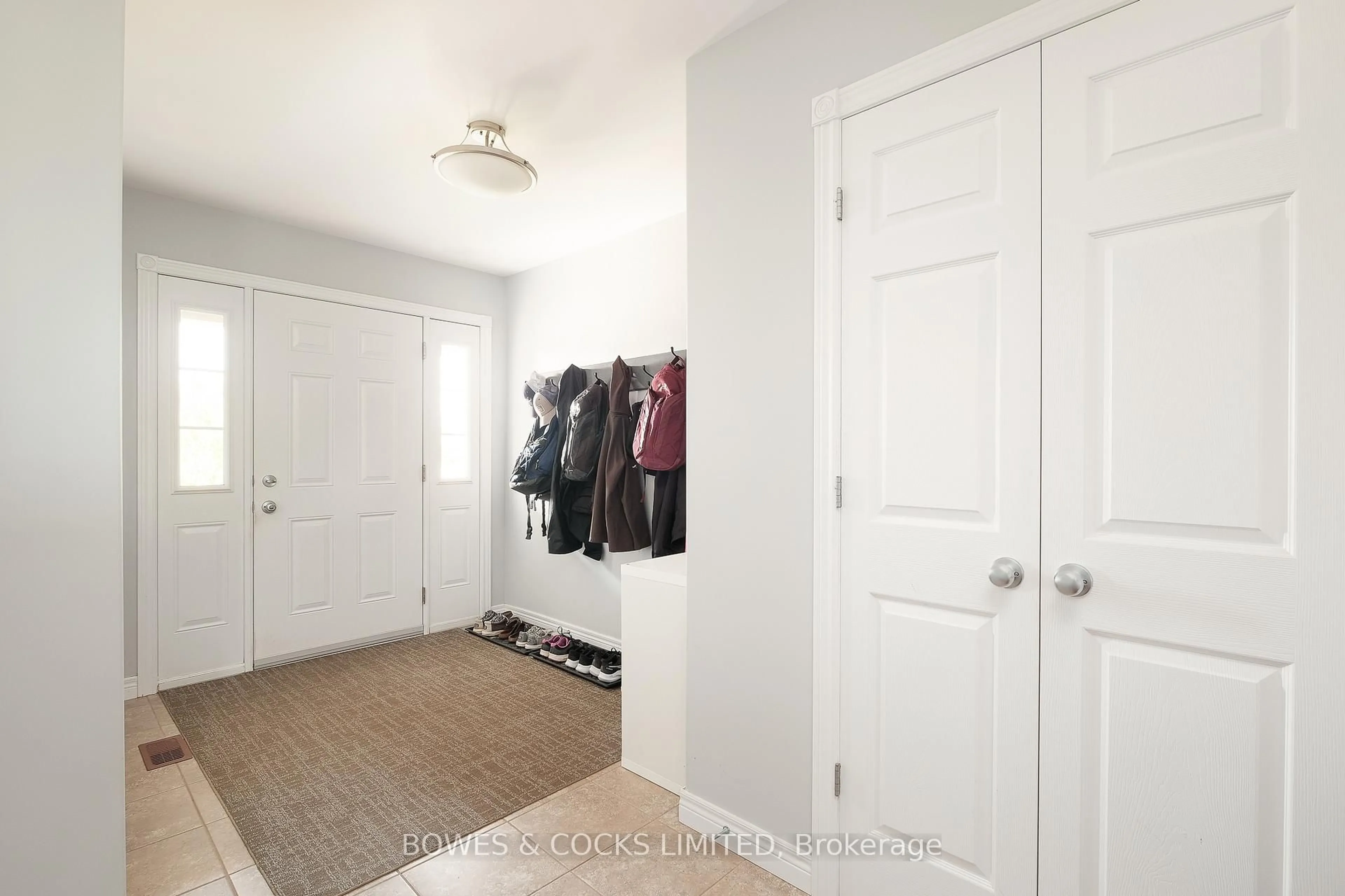 Indoor entryway for 307 Louden Terr, Peterborough Ontario K9J 0C4