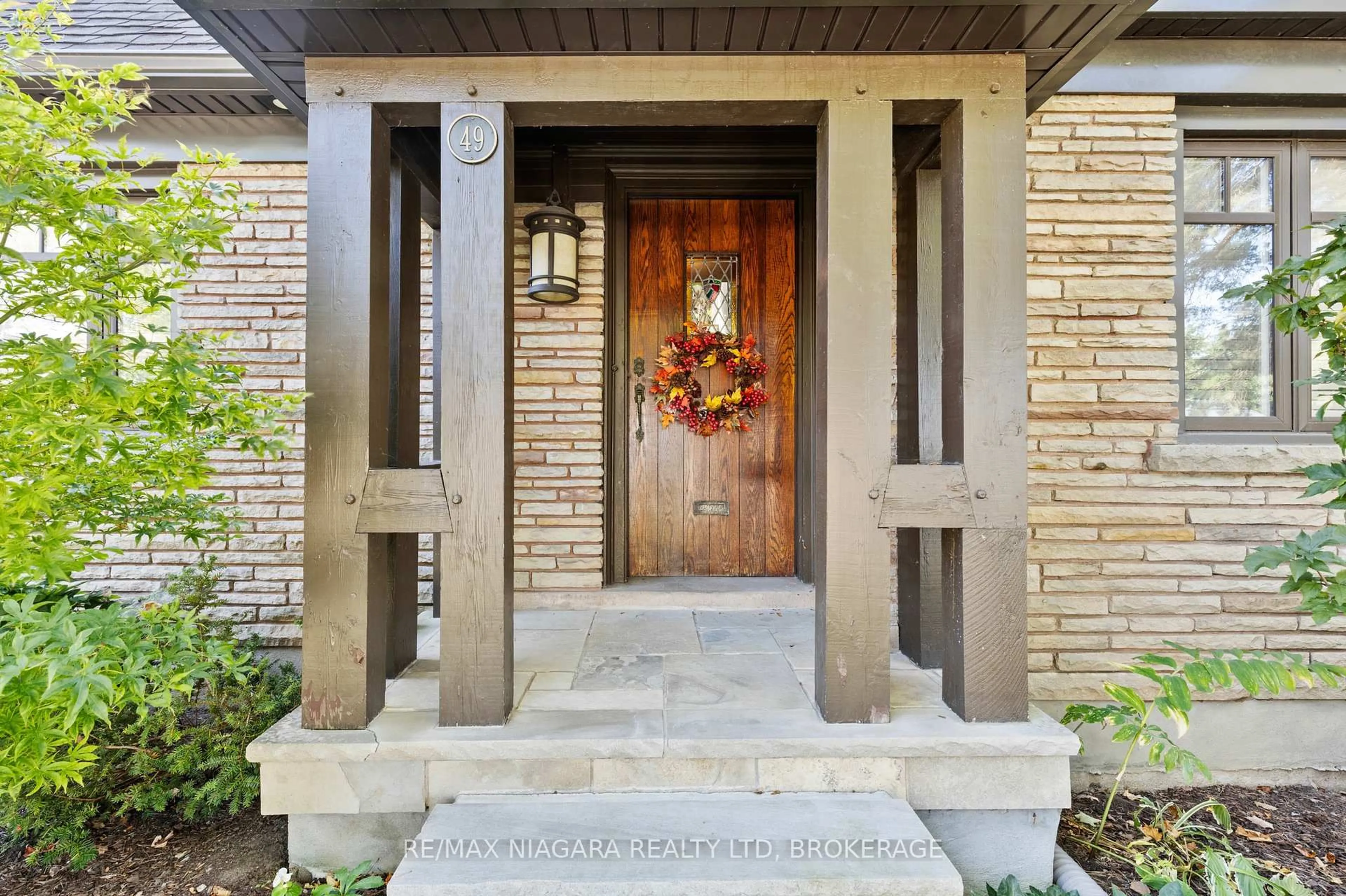 Indoor entryway for 49 Weller Ave, Welland Ontario L3C 4L7