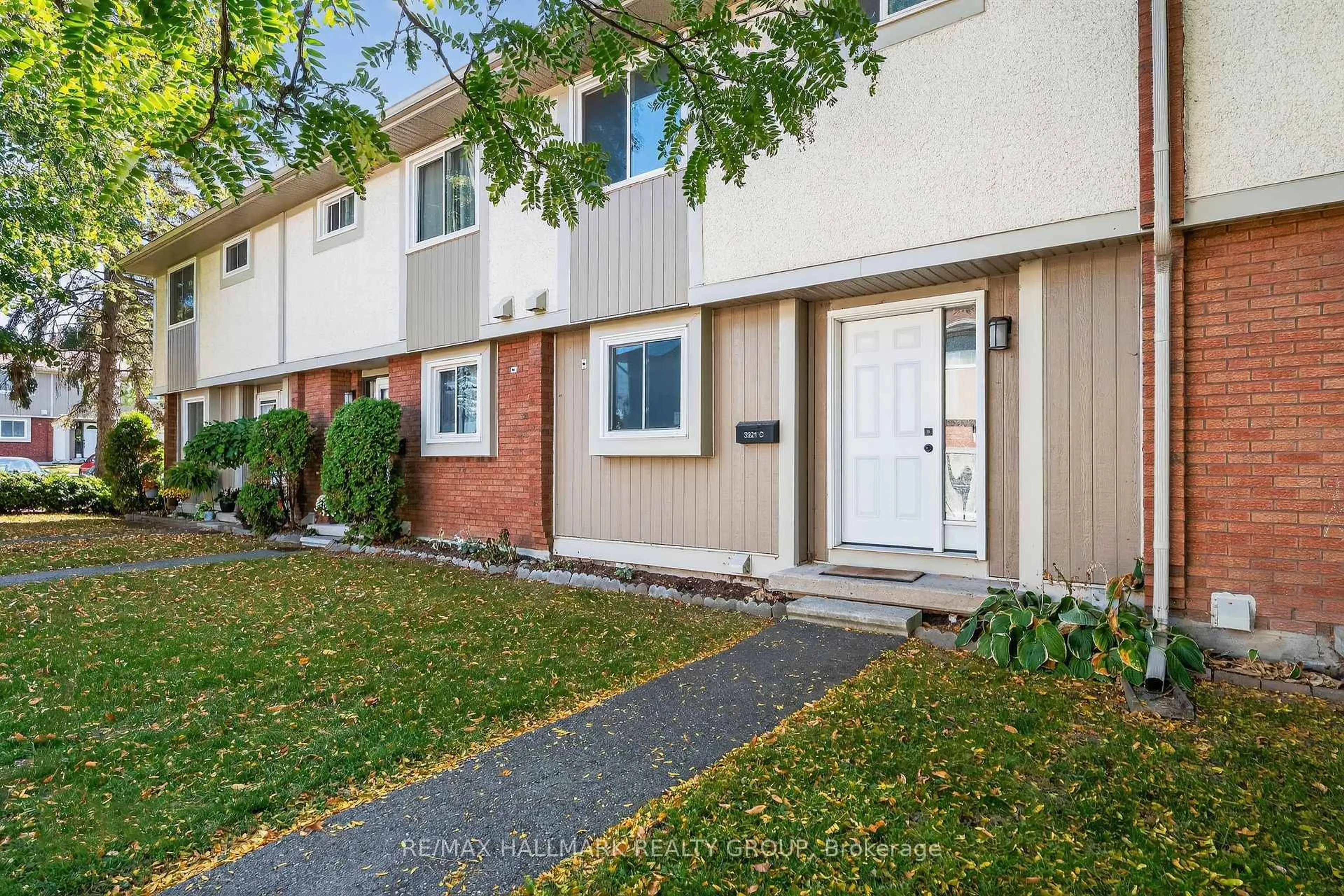 Patio, street for 3921C Old Richmond Rd, Ottawa Ontario K2H 8T9