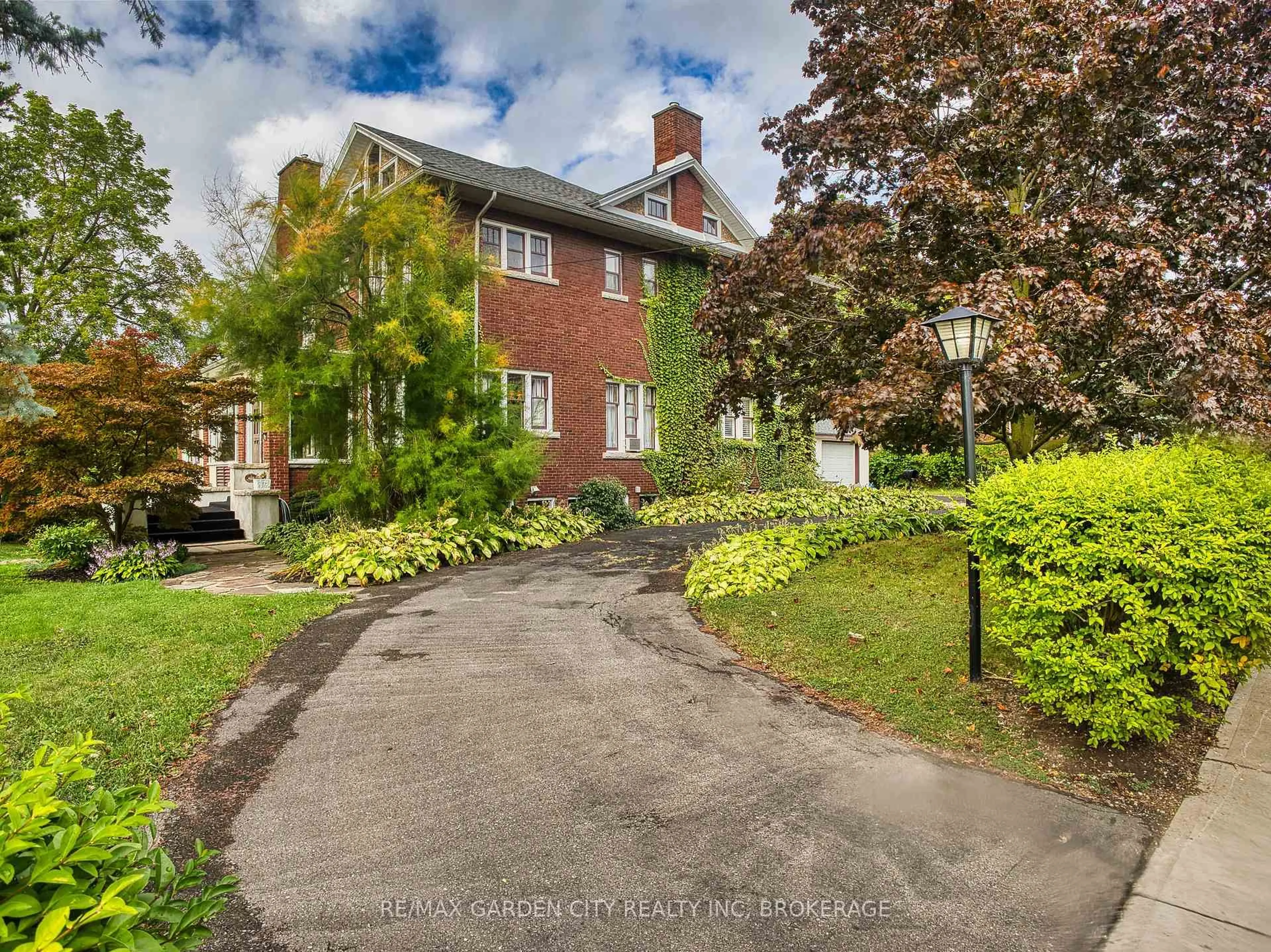 A pic from outside/outdoor area/front of a property/back of a property/a pic from drone, street for 20 Evan St, Welland Ontario L3B 3V4