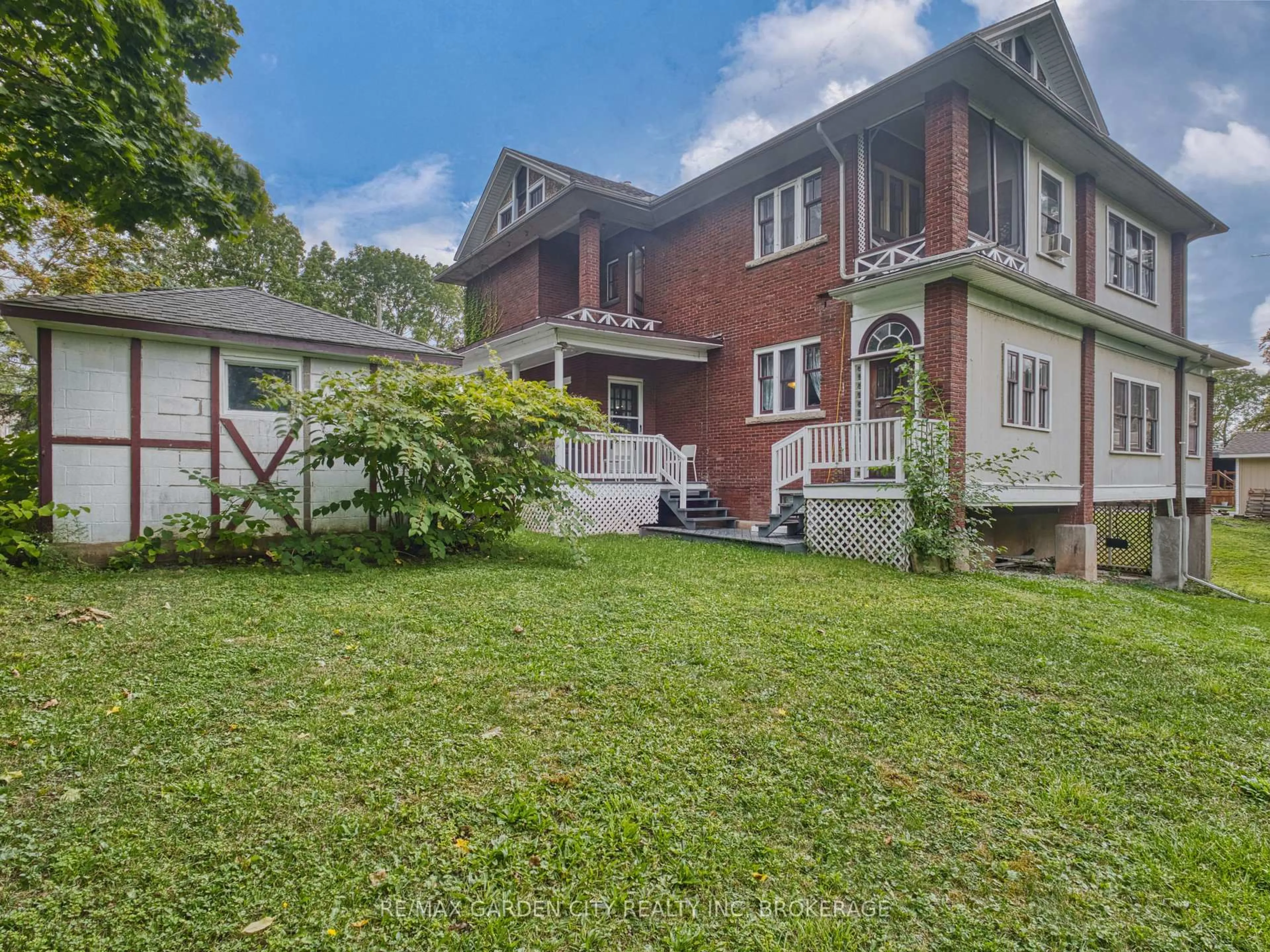 A pic from outside/outdoor area/front of a property/back of a property/a pic from drone, street for 20 Evan St, Welland Ontario L3B 3V4