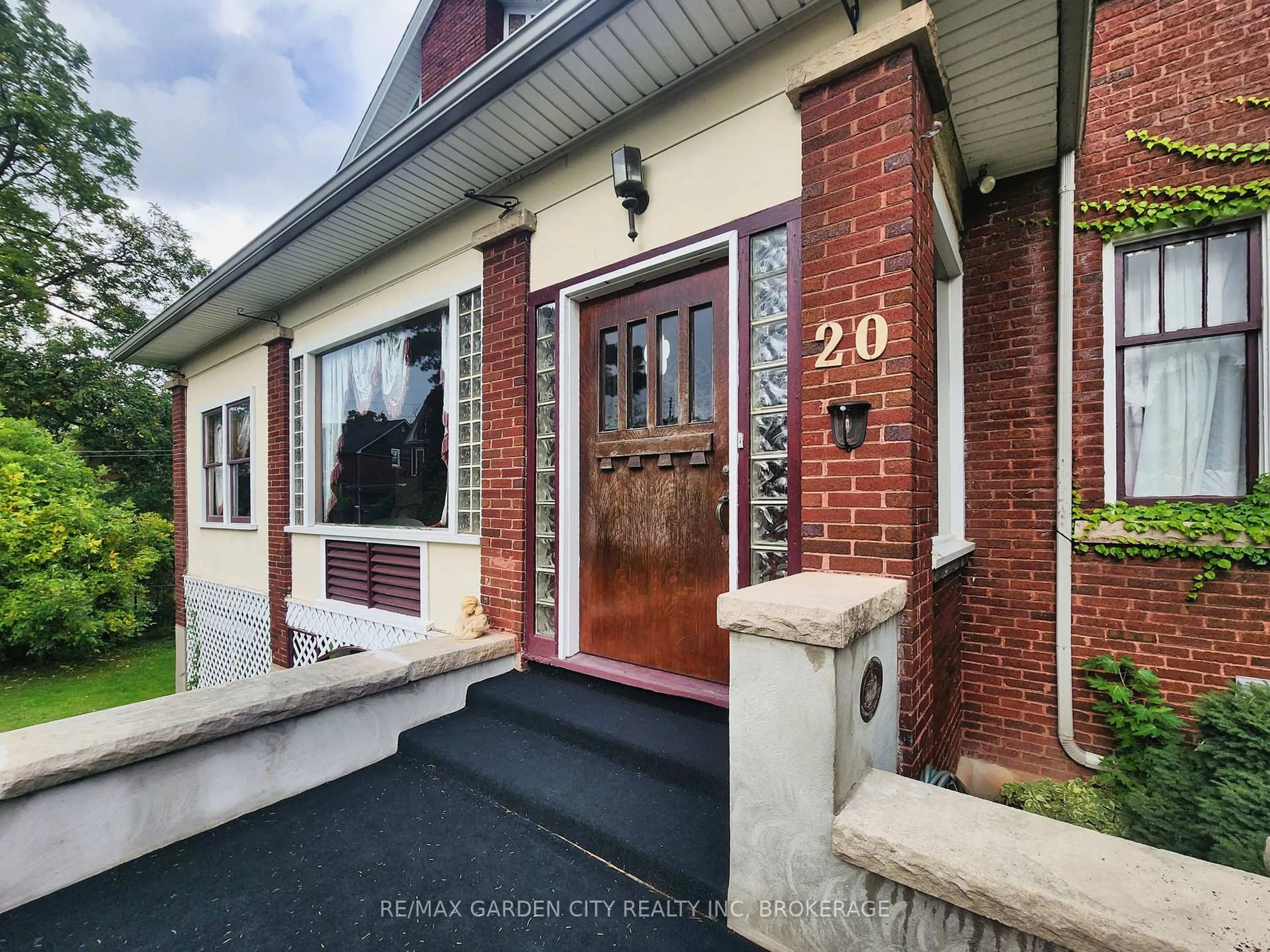 Home with brick exterior material, street for 20 Evan St, Welland Ontario L3B 3V4