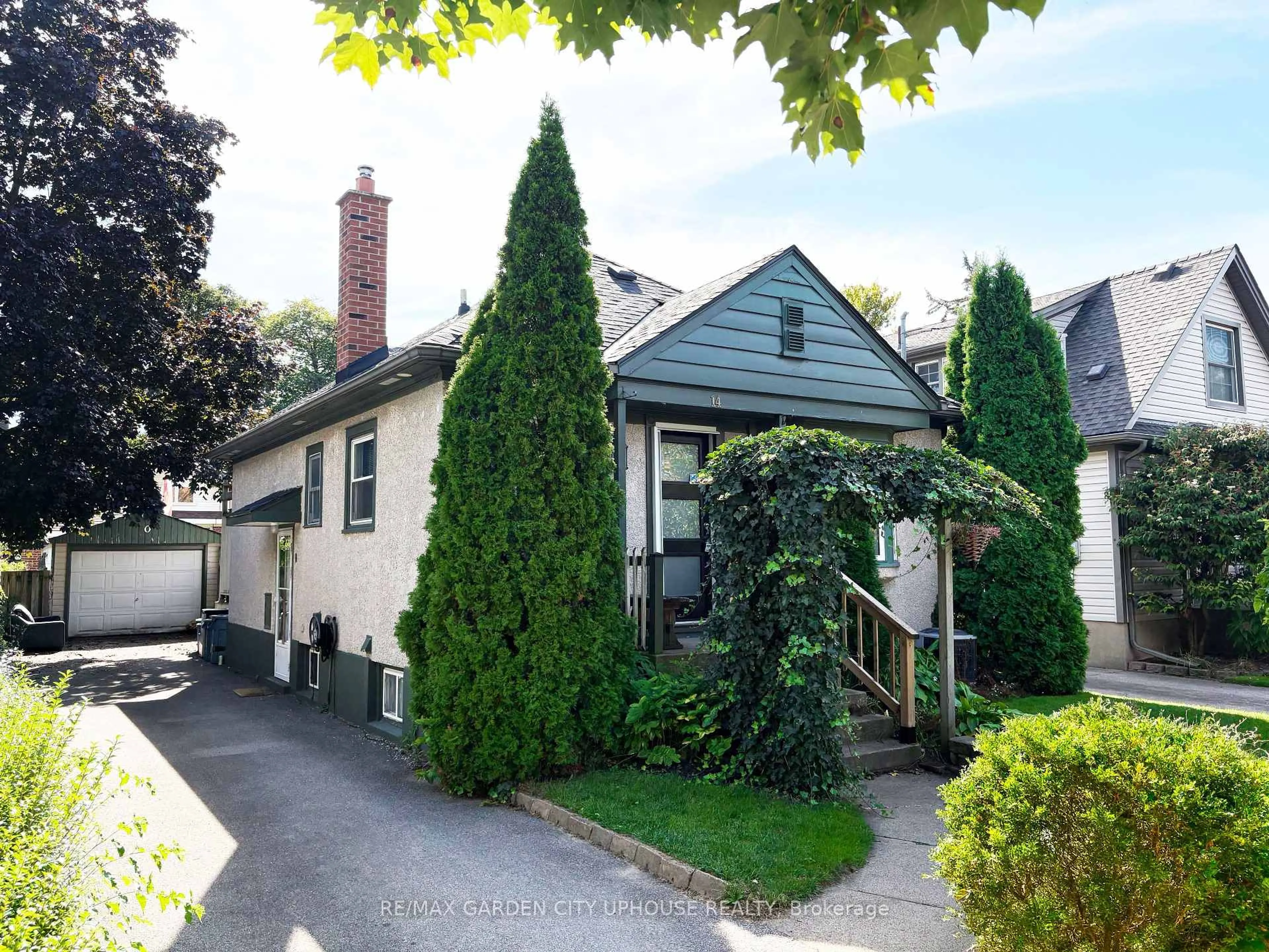 Home with vinyl exterior material, street for 14 SPRUCE St, St. Catharines Ontario L2R 1B3