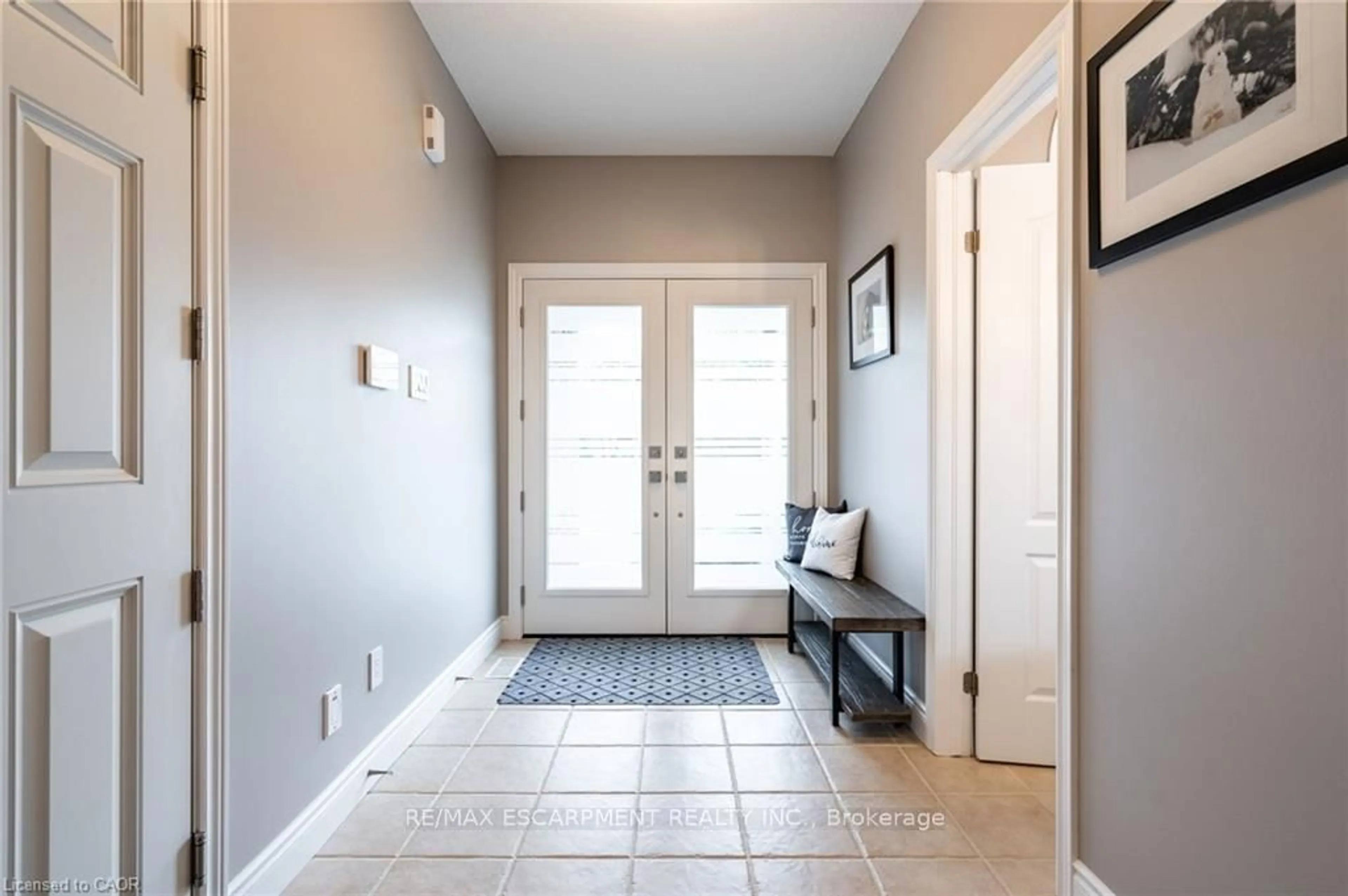 Indoor entryway for 7 VOLTERRA Crt, Hamilton Ontario L8B 0K7