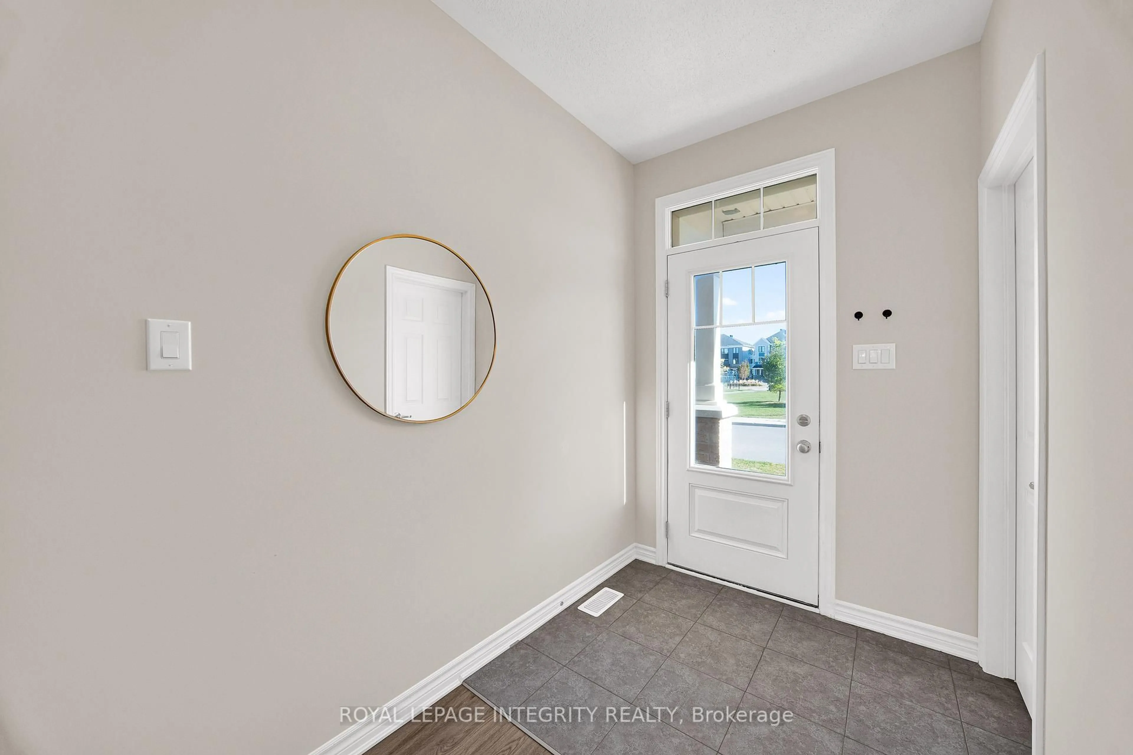 Indoor entryway for 215 Merak Way, Ottawa Ontario K2J 6N7