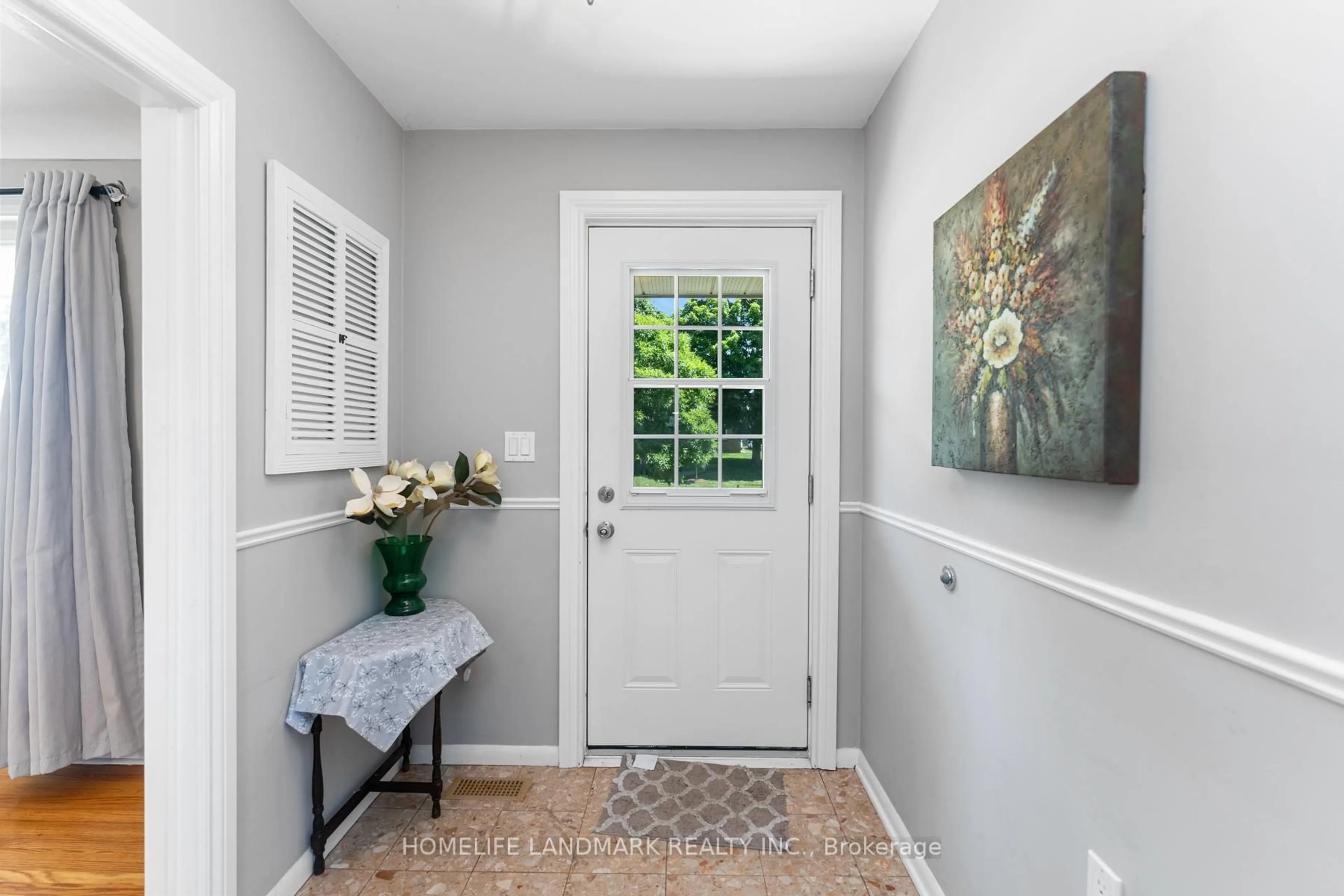 Indoor entryway for 55 Cliff Cres, Kingston Ontario K7M 1A9
