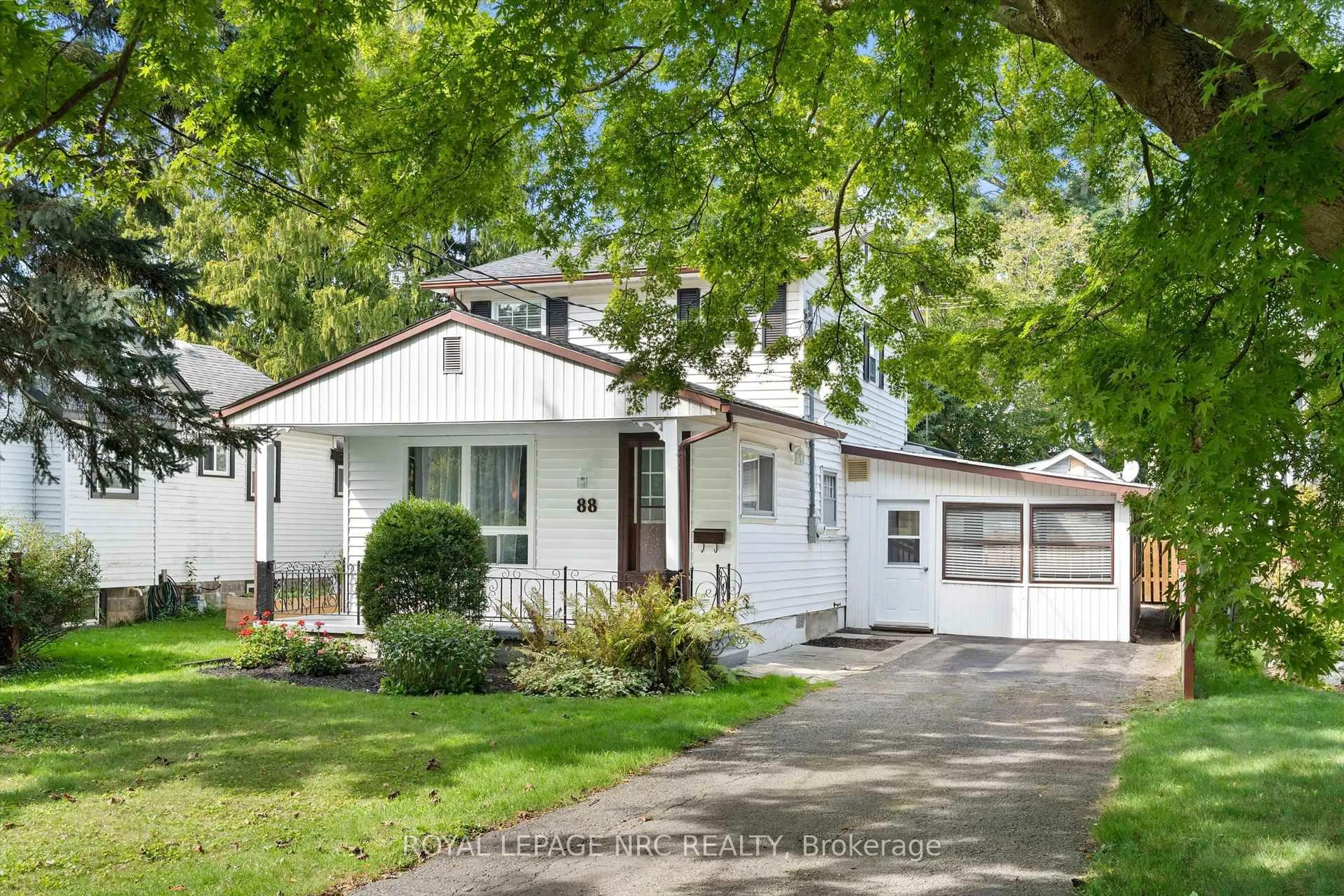 Home with vinyl exterior material, street for 88 Bayview Dr, St. Catharines Ontario L2N 4Z1