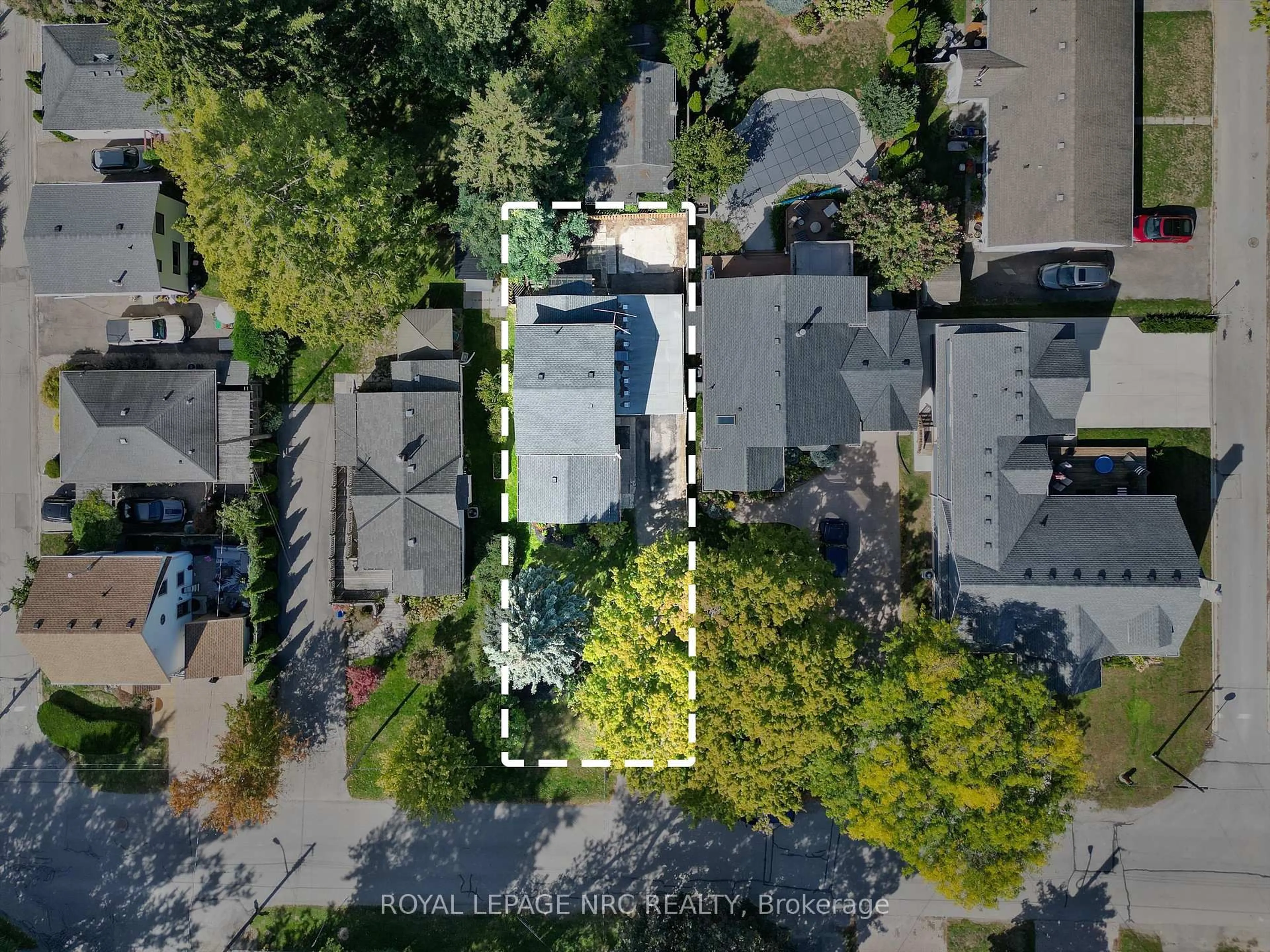 A pic from outside/outdoor area/front of a property/back of a property/a pic from drone, street for 88 Bayview Dr, St. Catharines Ontario L2N 4Z1