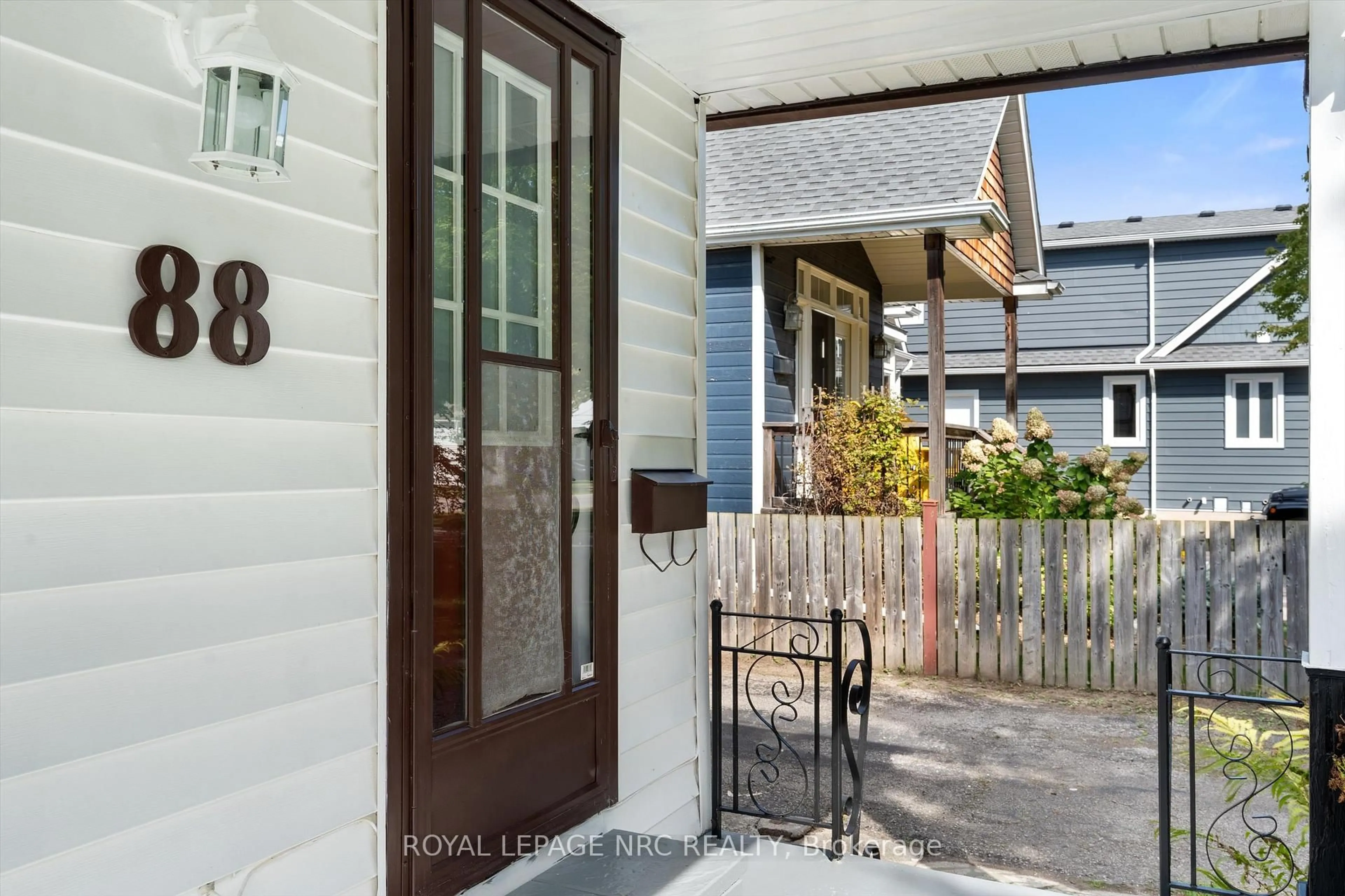 Indoor entryway for 88 Bayview Dr, St. Catharines Ontario L2N 4Z1