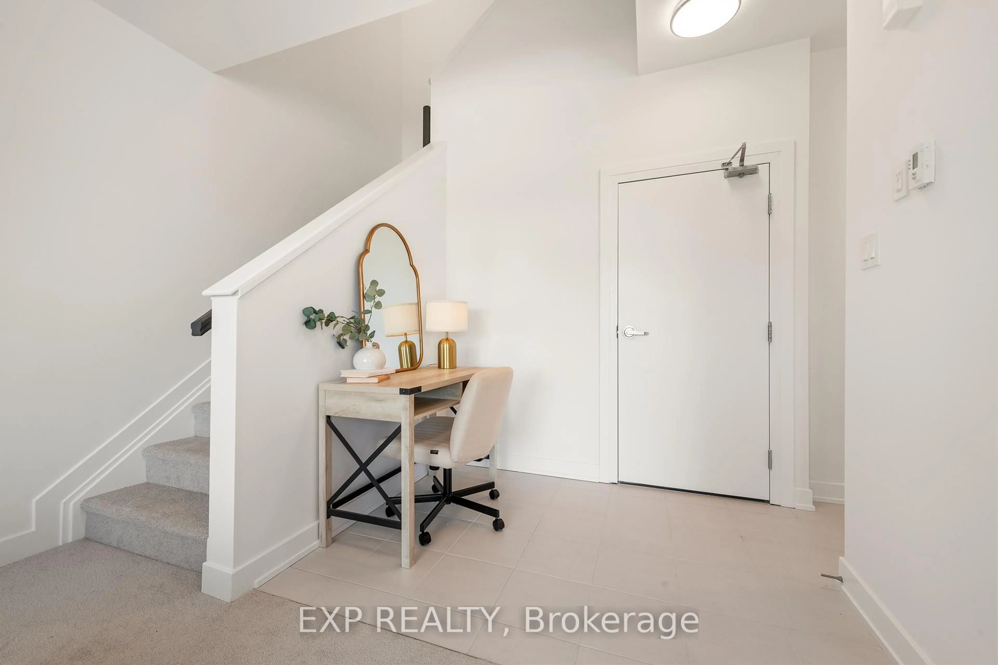 Indoor entryway for 230 Pingwi Pl #C, Metcalfe Ontario K0A 2P0