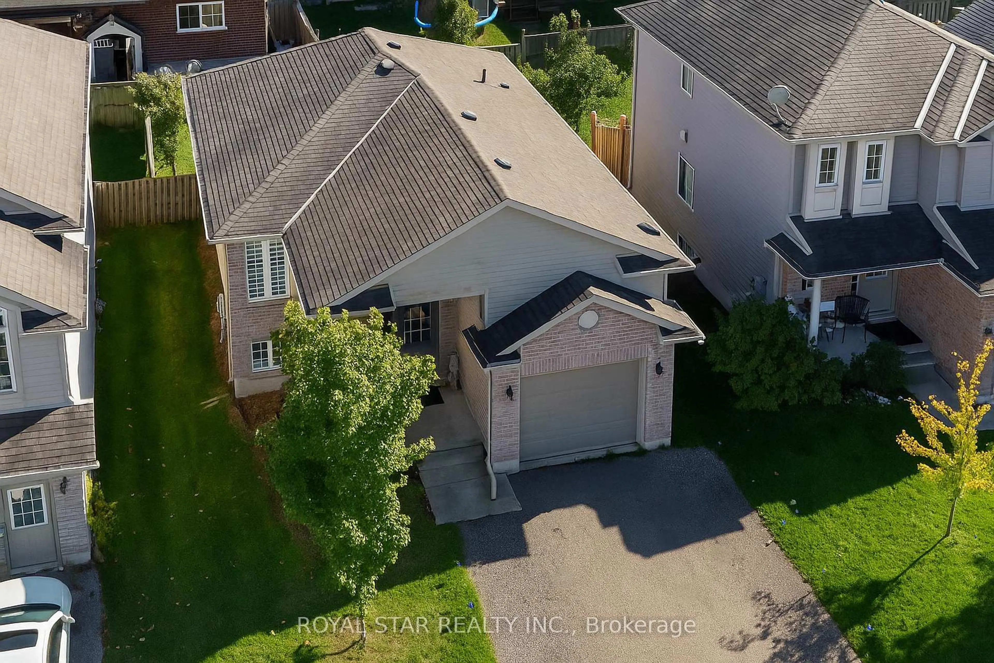 A pic from outside/outdoor area/front of a property/back of a property/a pic from drone, street for 3 Kerr Cres, Ingersoll Ontario N5C 4H2