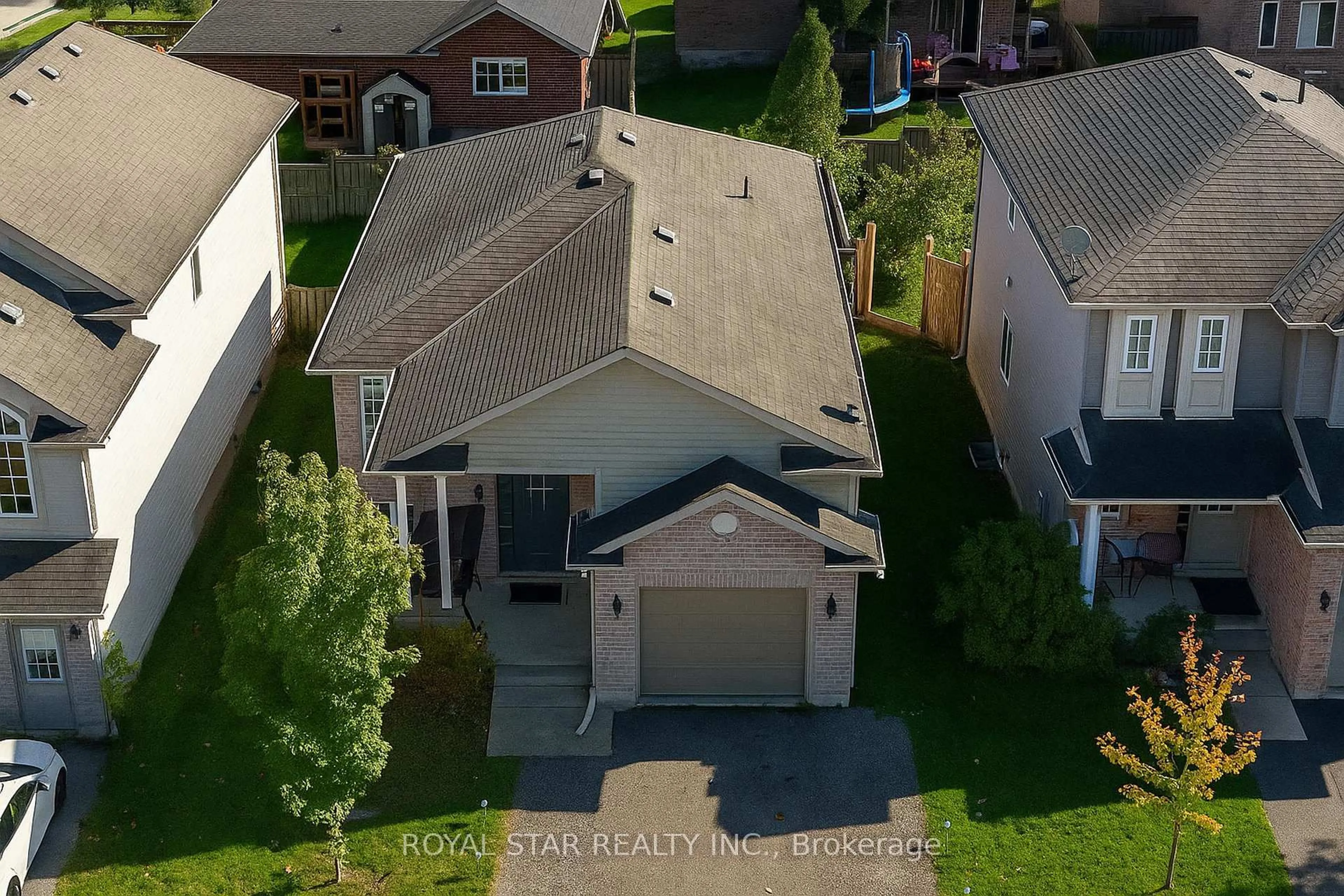 A pic from outside/outdoor area/front of a property/back of a property/a pic from drone, street for 3 Kerr Cres, Ingersoll Ontario N5C 4H2
