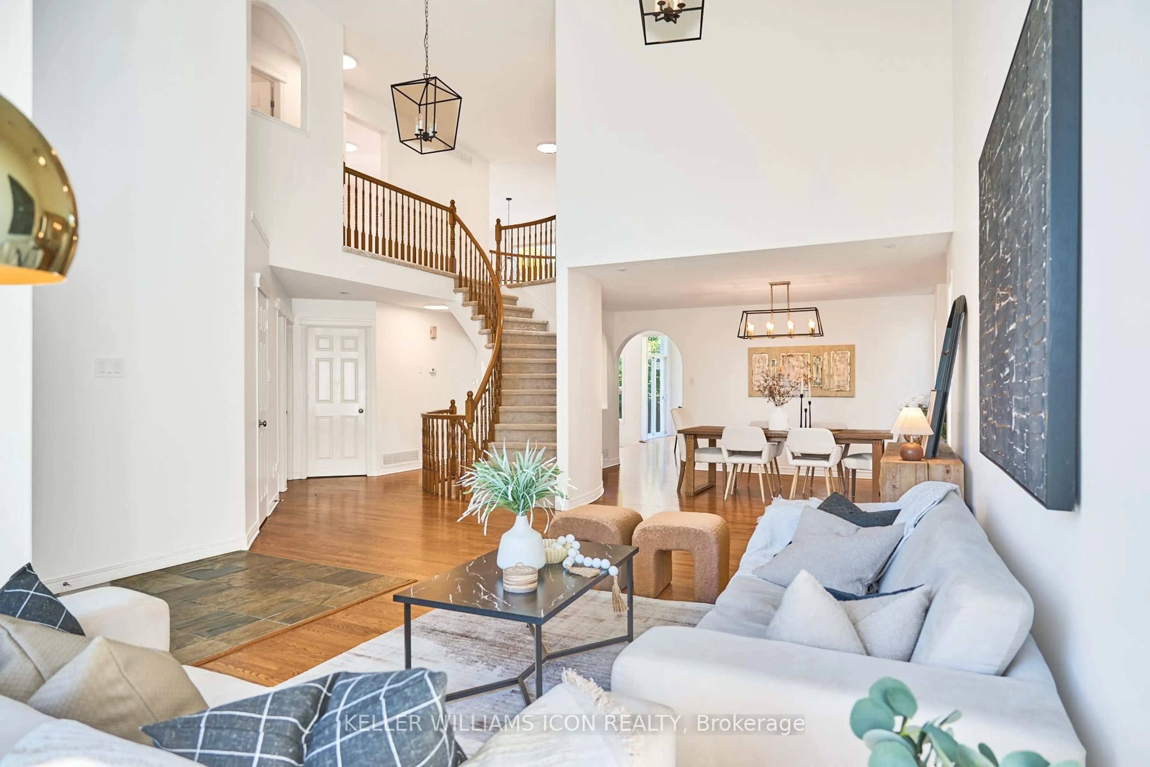 Indoor entryway for 10 Pondhollow Way, Ottawa Ontario K2J 4Y4