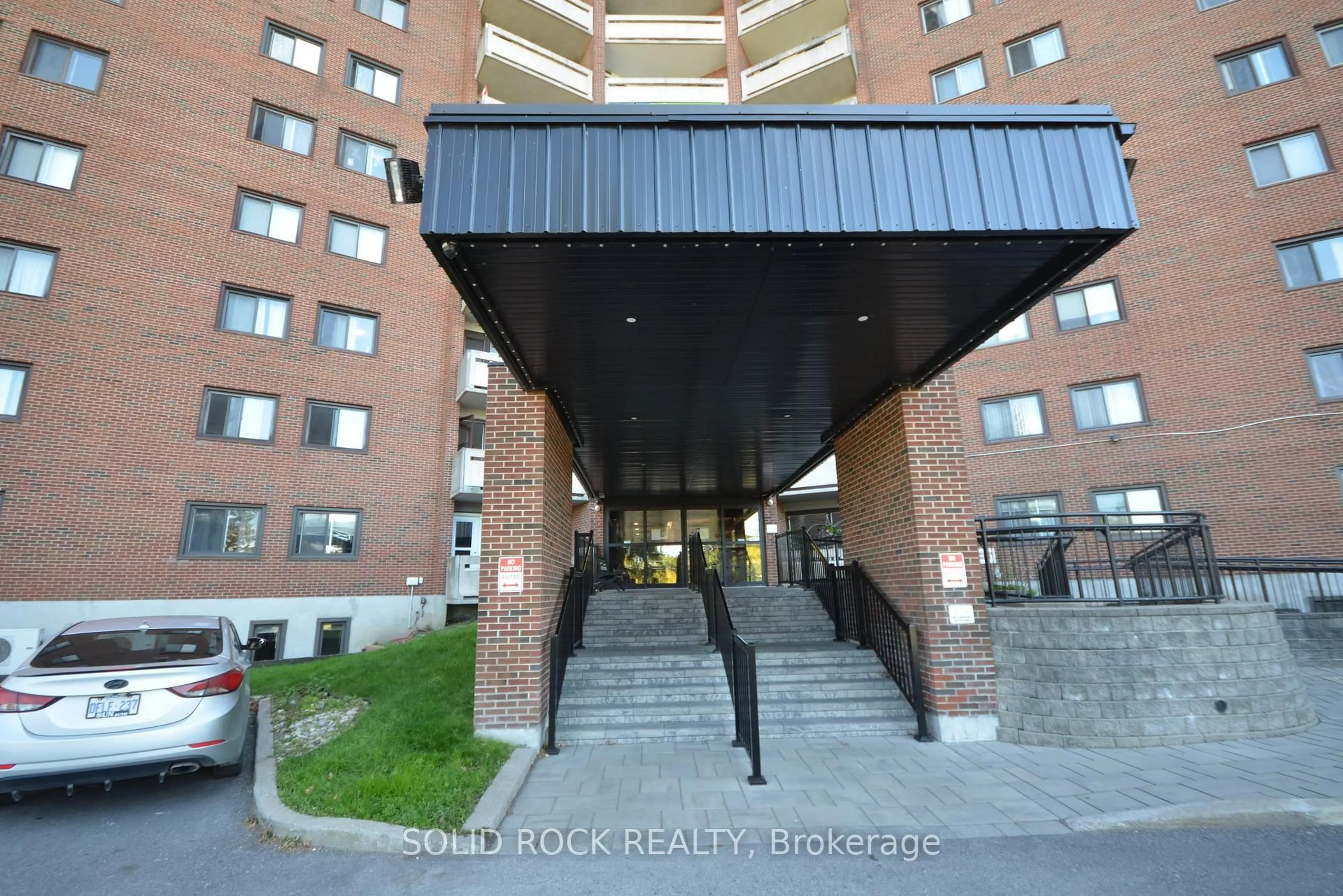 Indoor foyer for 3100 Carling Ave #812, Ottawa Ontario K2B 6J6