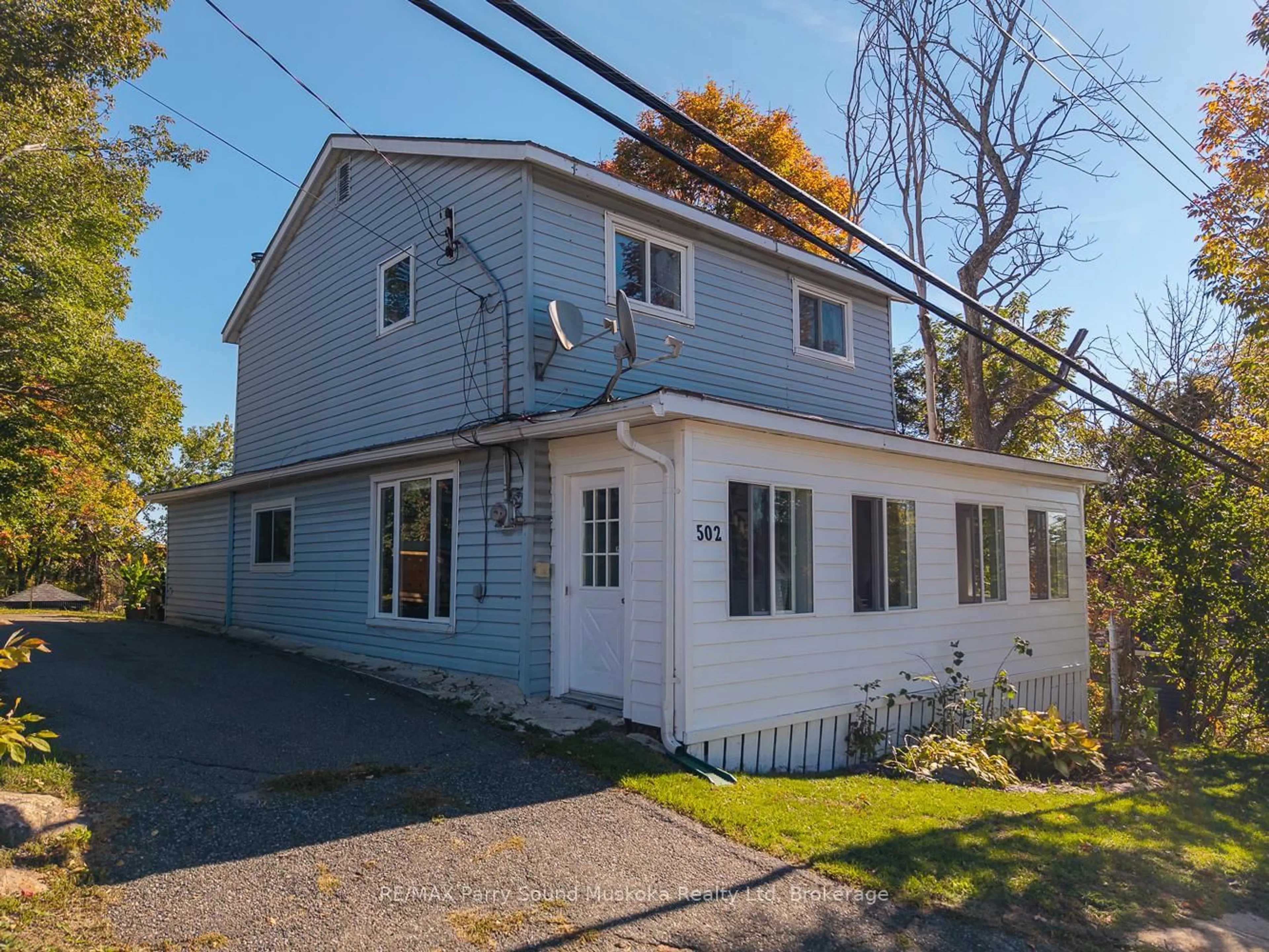 A pic from outside/outdoor area/front of a property/back of a property/a pic from drone, street for 502 High St, Georgian Bay Ontario P0C 1H0
