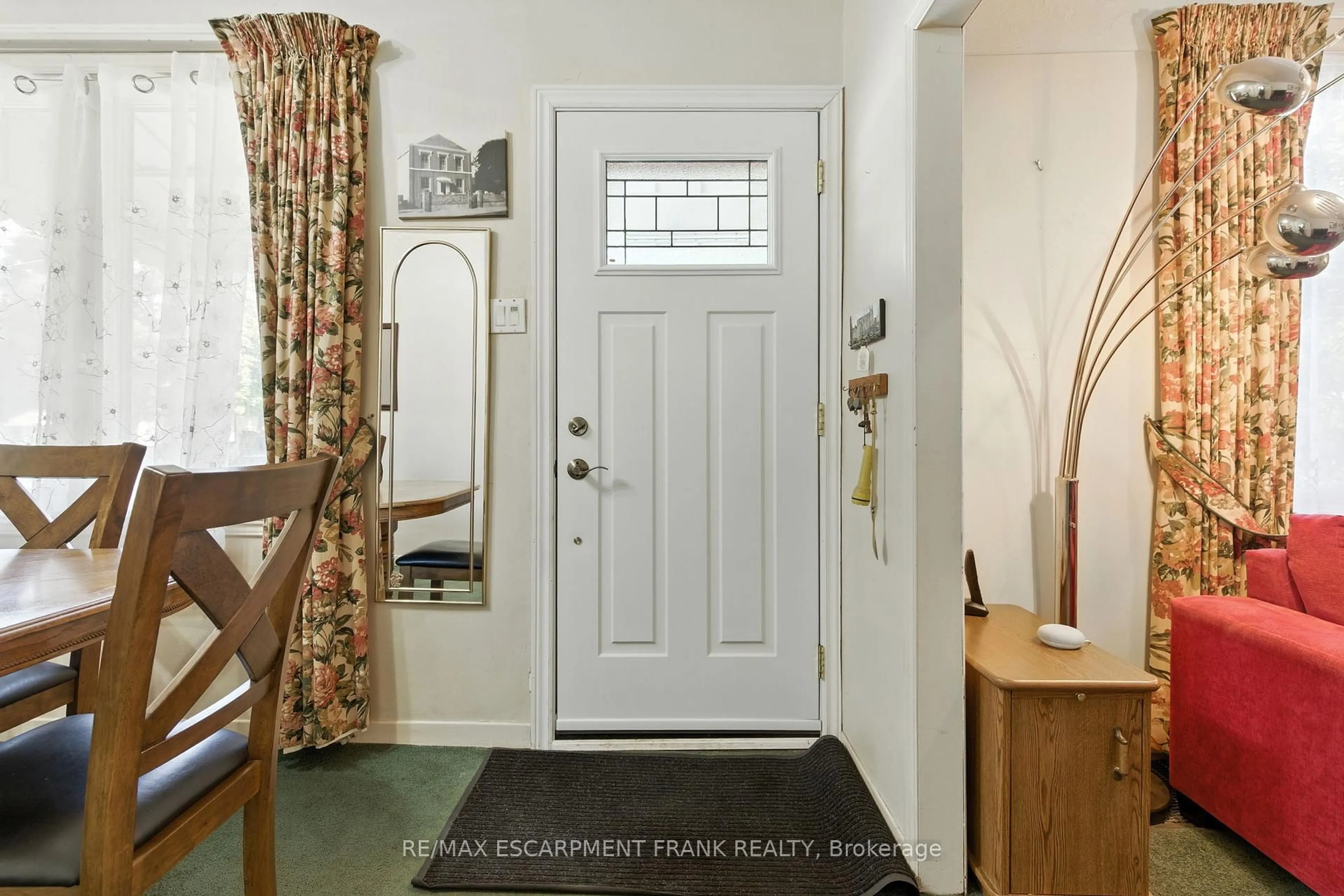Indoor entryway for 210 EAST 12TH St, Hamilton Ontario L9A 3X6