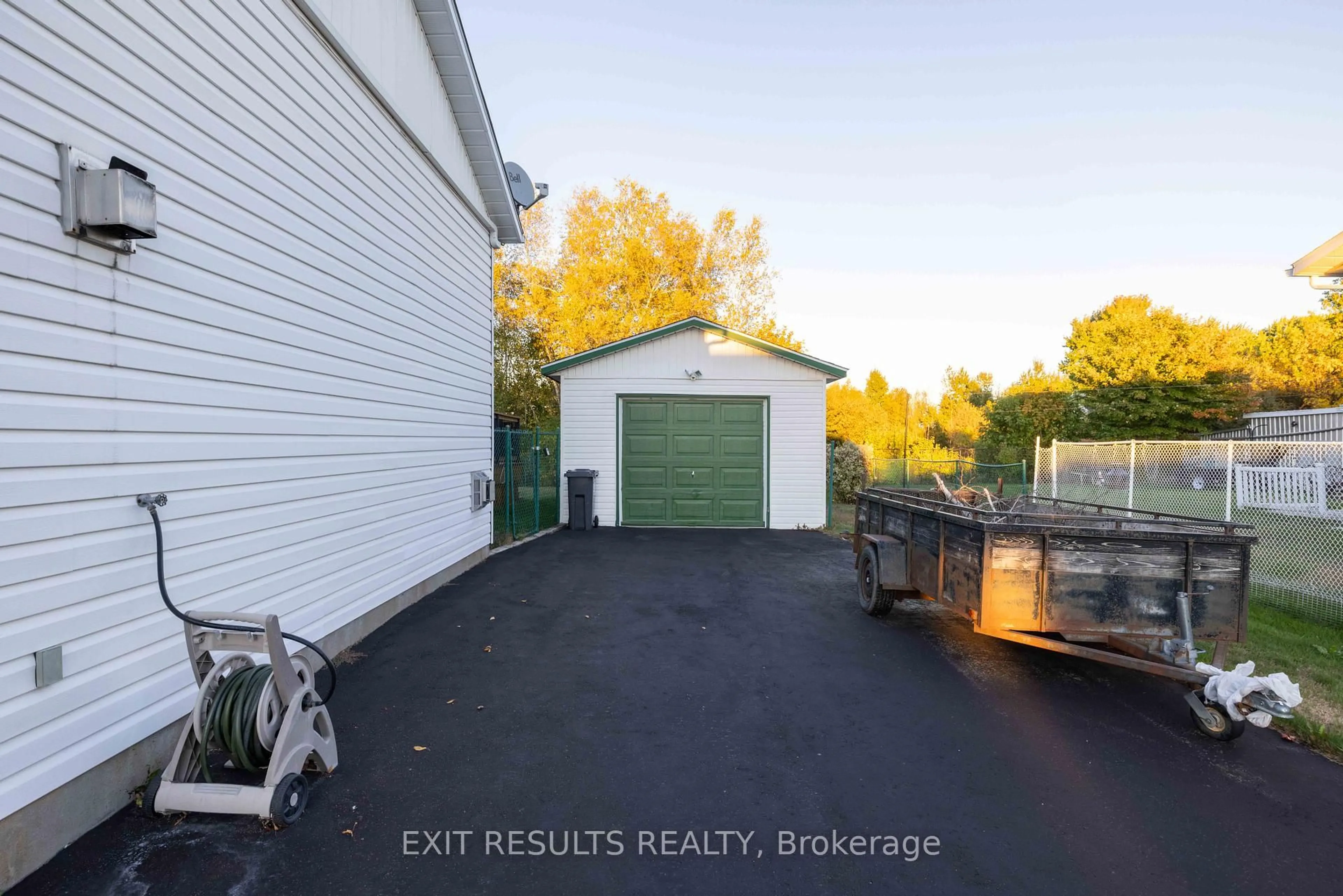 Indoor garage for 565 Bolt Rd, Alfred and Plantagenet Ontario K0B 1A0