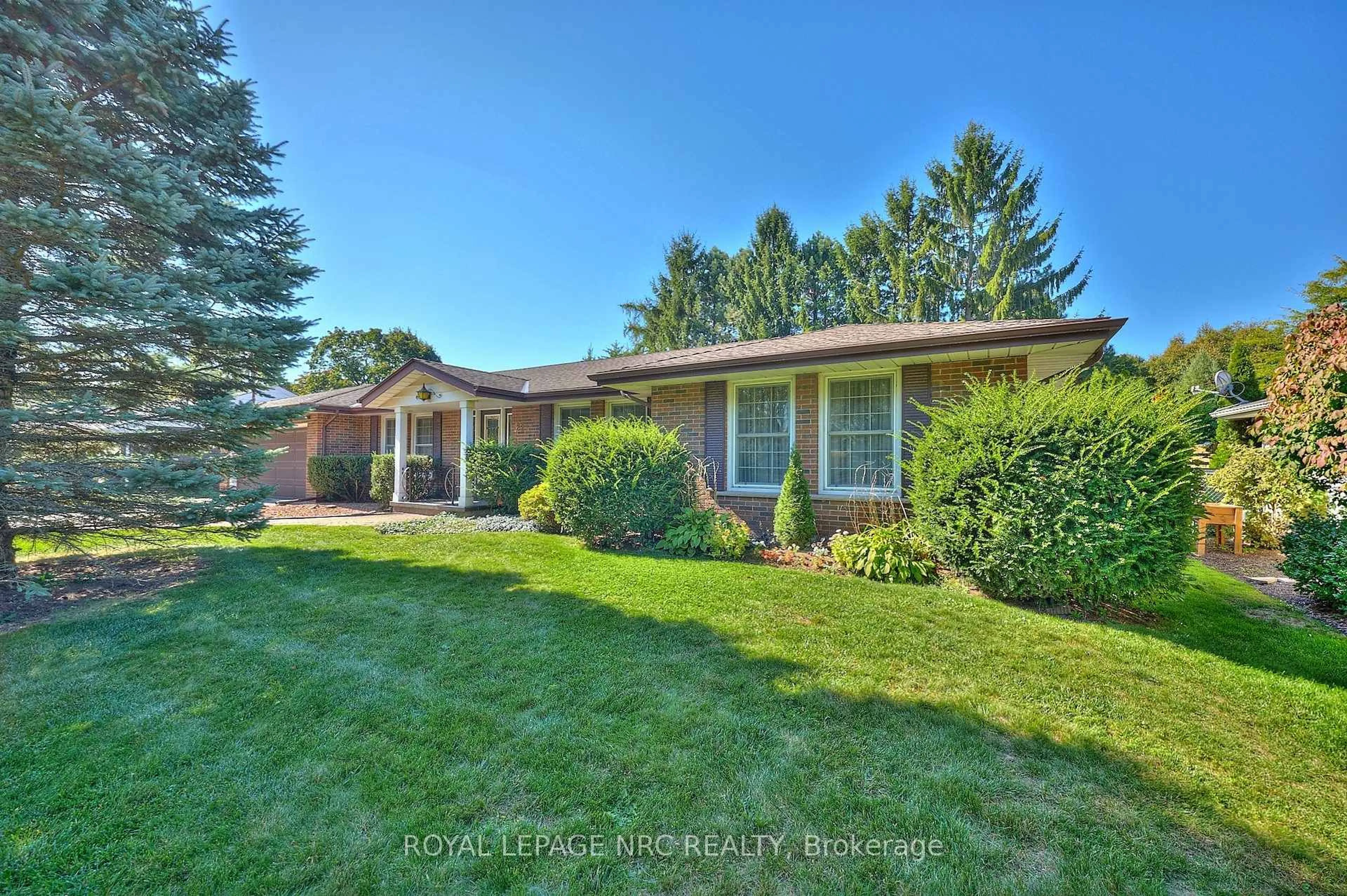 Home with brick exterior material, street for 125 DALEVIEW Dr, Pelham Ontario L0S 1E0