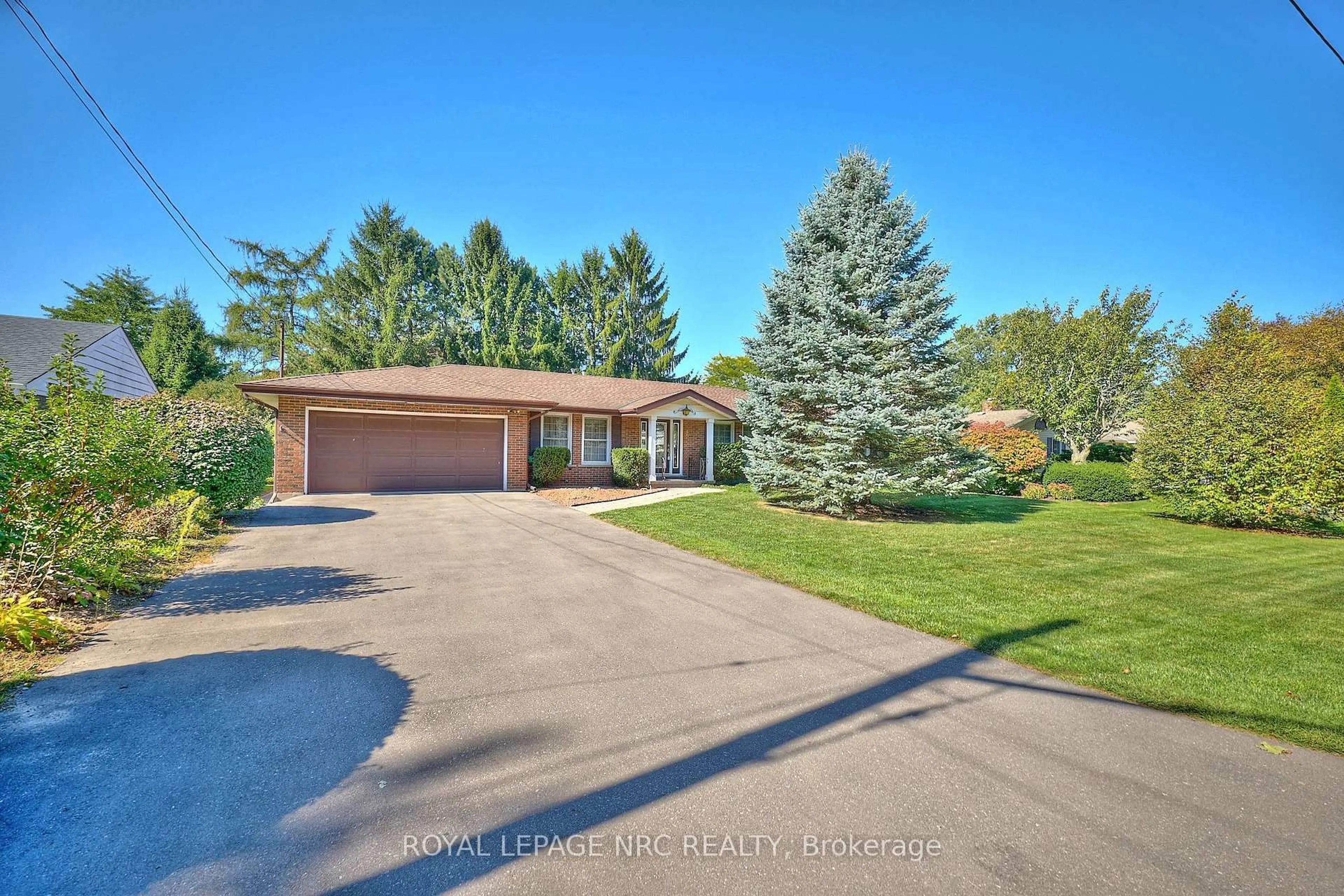 A pic from outside/outdoor area/front of a property/back of a property/a pic from drone, street for 125 DALEVIEW Dr, Pelham Ontario L0S 1E0