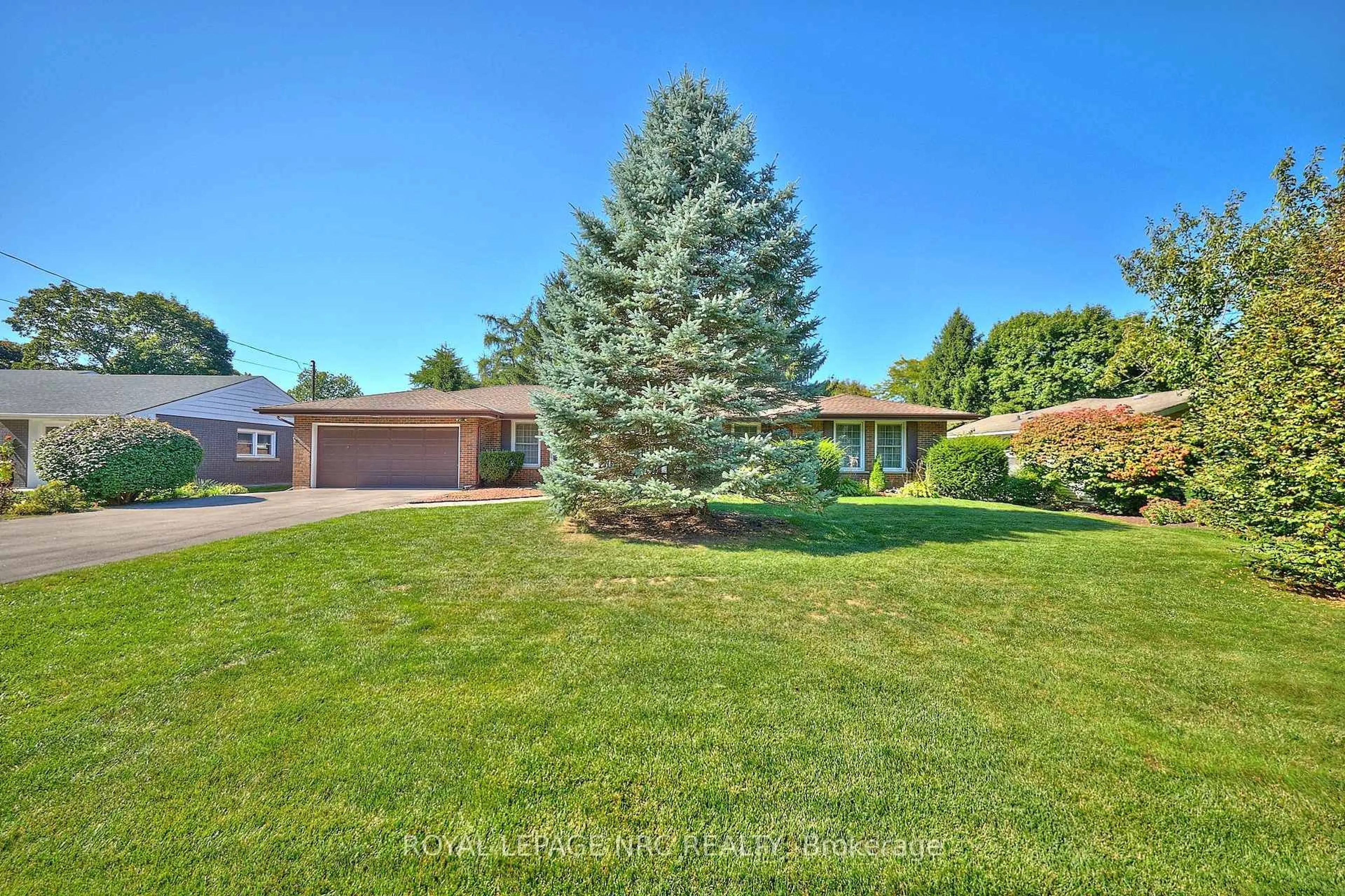 A pic from outside/outdoor area/front of a property/back of a property/a pic from drone, water/lake/river/ocean view for 125 DALEVIEW Dr, Pelham Ontario L0S 1E0