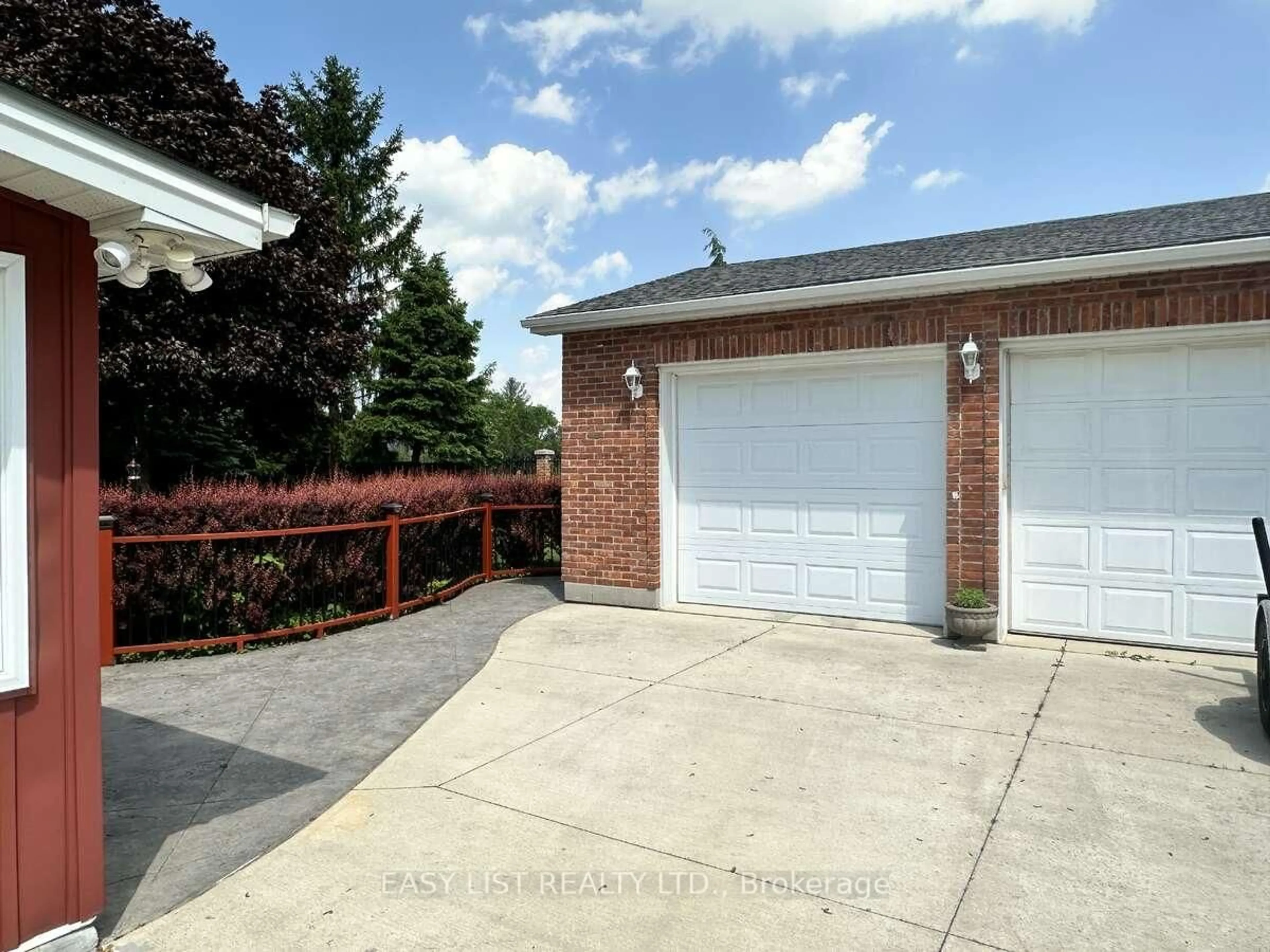 Indoor garage for 7652 Harris Point Dr, Plympton-Wyoming Ontario N0N 1J6