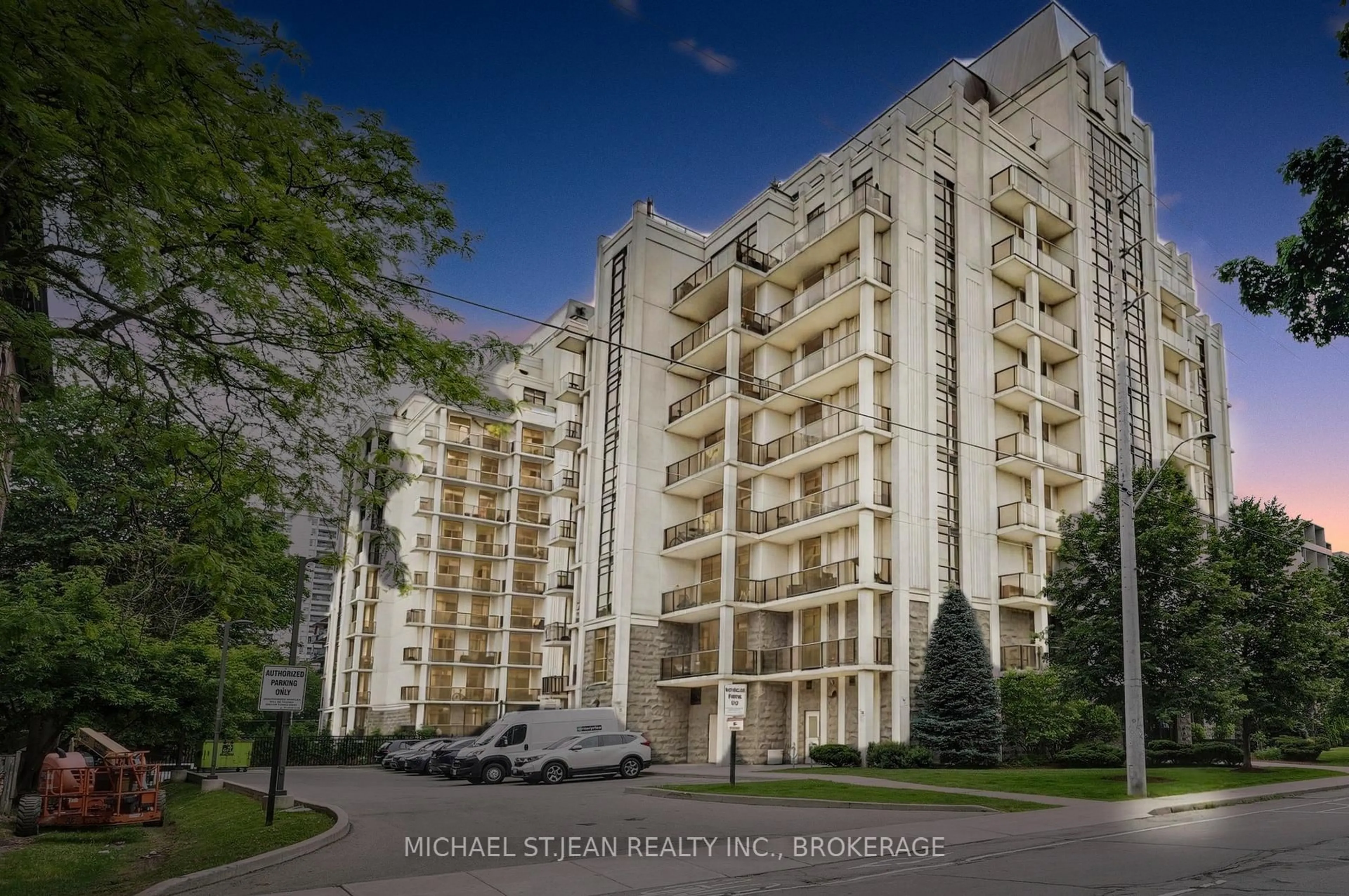 Indoor foyer for 90 Charlton Ave #304, Hamilton Ontario L8P 0B4