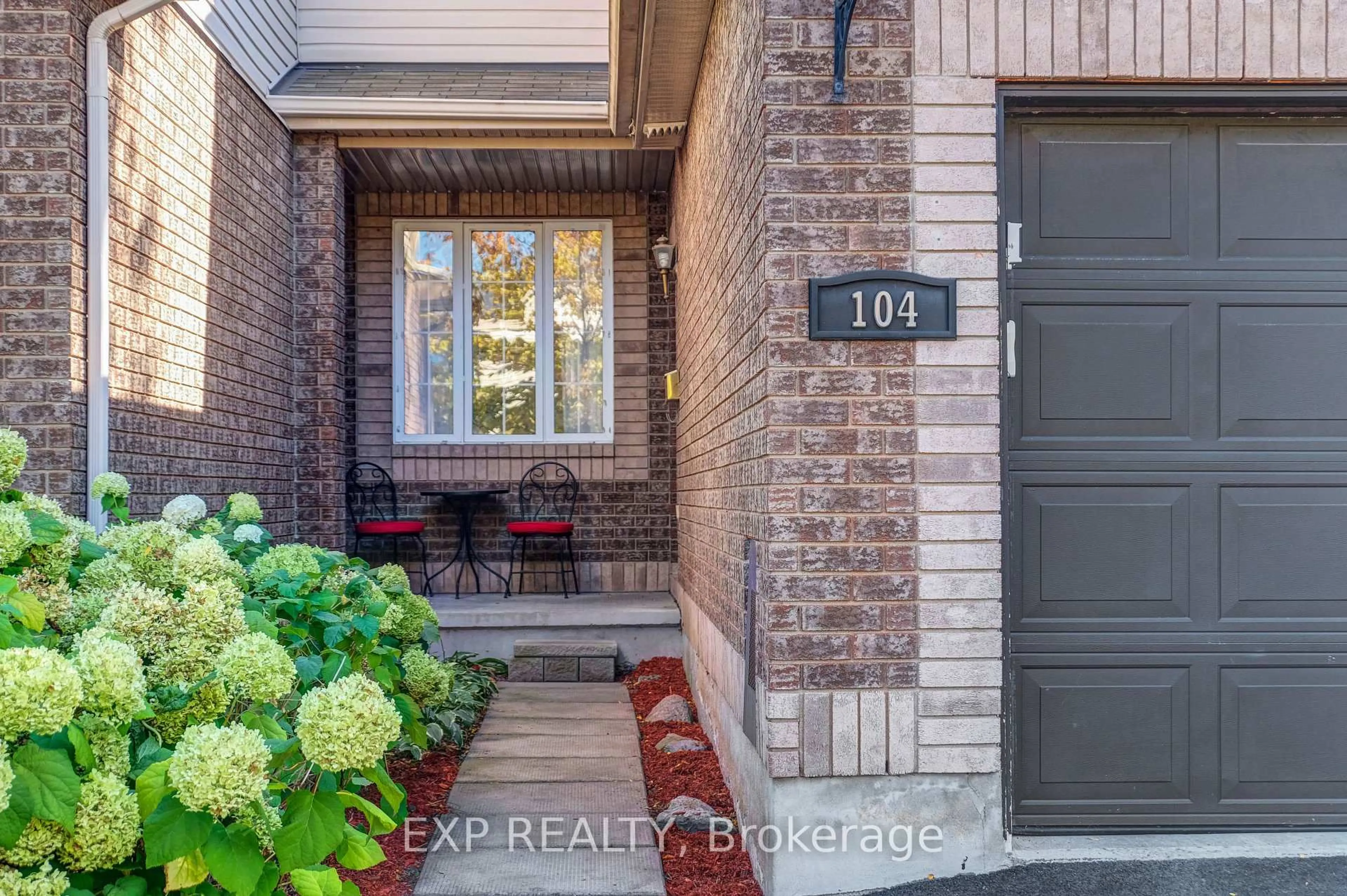 Indoor entryway for 104 Carwood Circ, Ottawa Ontario K1K 4V5
